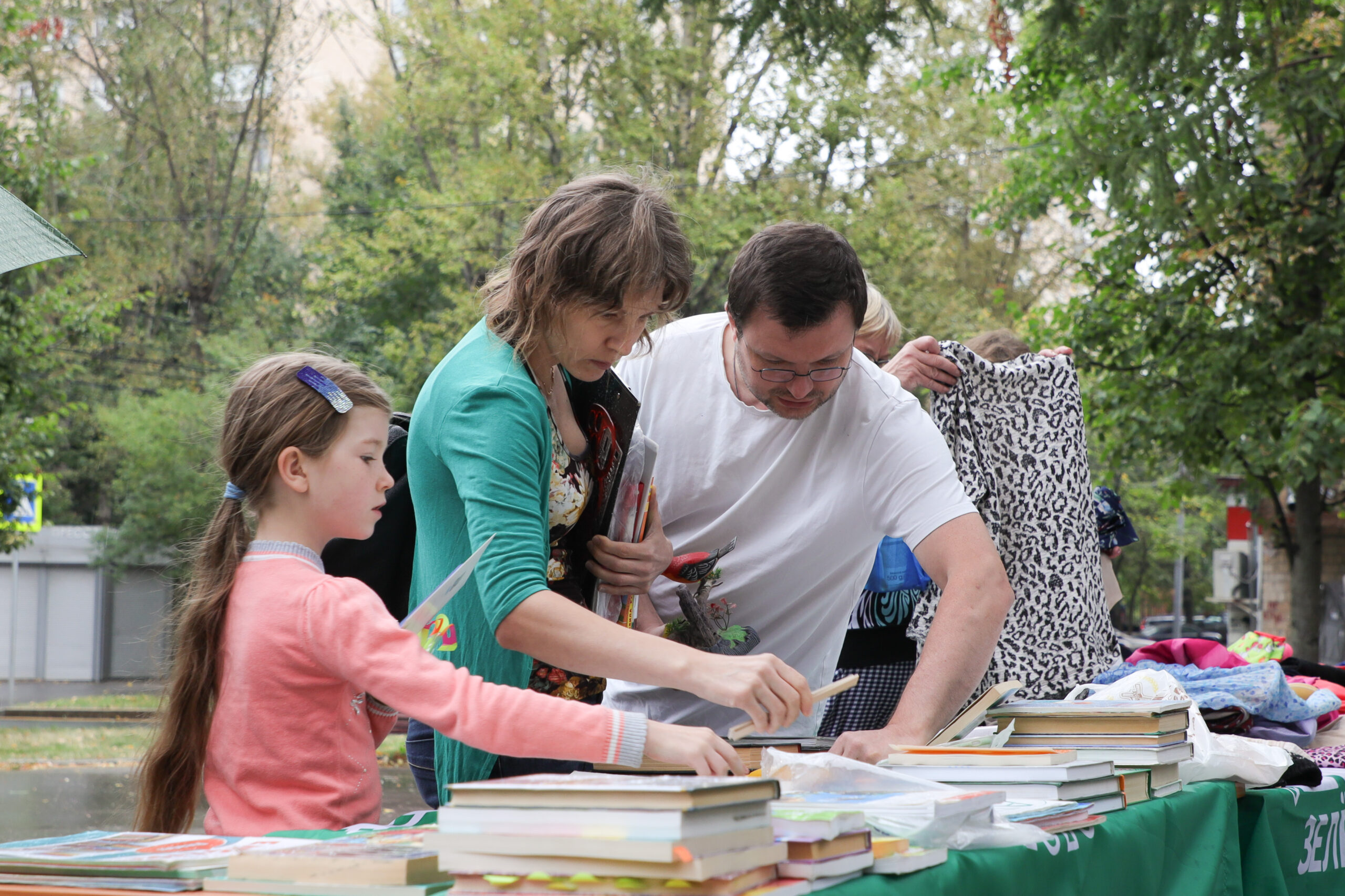 РИА НОВОСТИ: Более полутора тысяч вещей принесли москвичи на акции "Зеленая суббота" РИА НОВОСТИ: Более полутора тысяч вещей принесли москвичи на акции "Зеленая суббота"