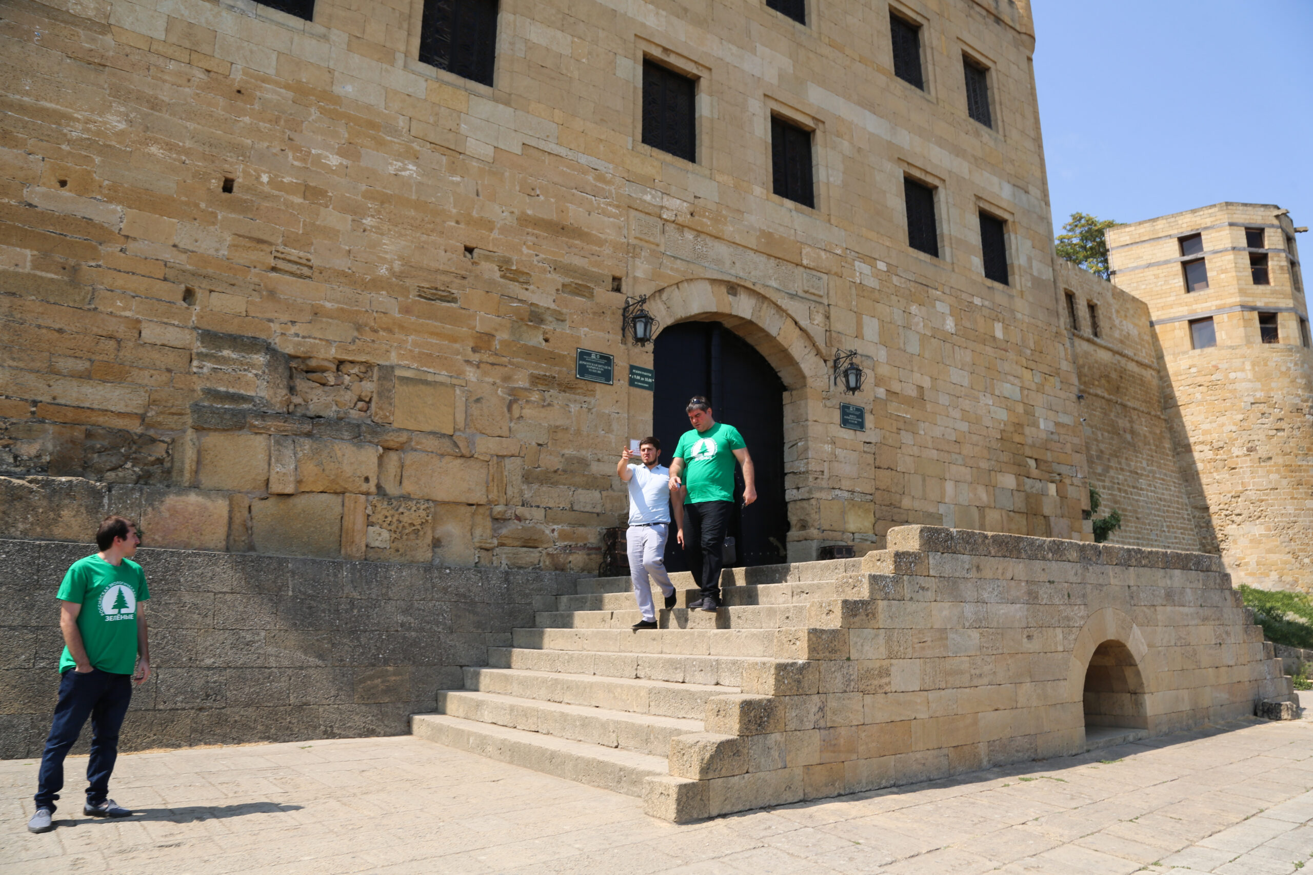 «ЗЕЛЁНЫЕ» Дагестана установили сортировочные баки в цитадели «Нарын-Кала» «ЗЕЛЁНЫЕ» Дагестана установили сортировочные баки в цитадели «Нарын-Кала»