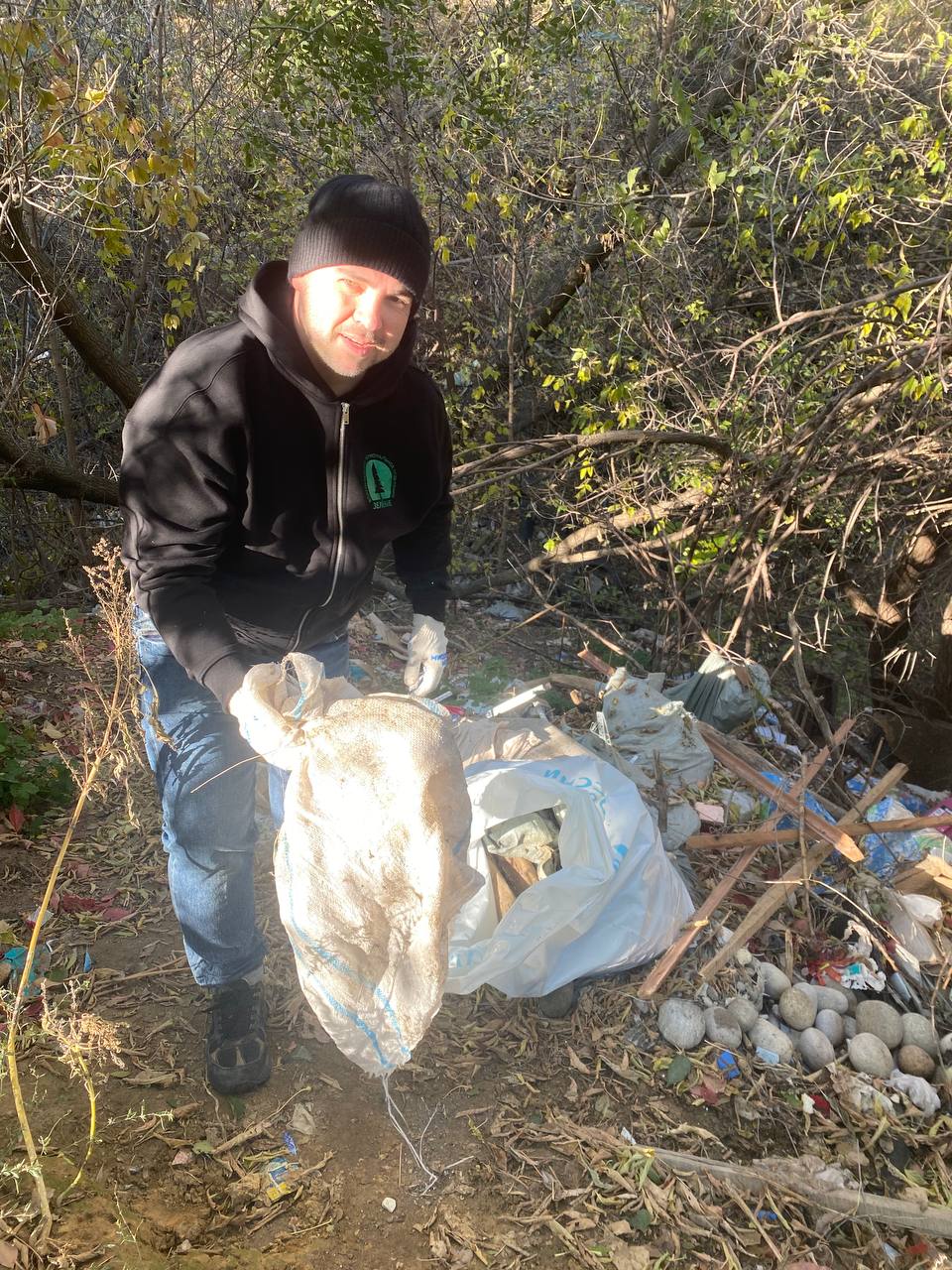 Волгоградские «ЗЕЛЁНЫЕ» собрали мусор с берега Мокрой Мечетки и высадили 300 саженцев акаций Волгоградские «ЗЕЛЁНЫЕ» собрали мусор с берега Мокрой Мечетки и высадили 300 саженцев акаций