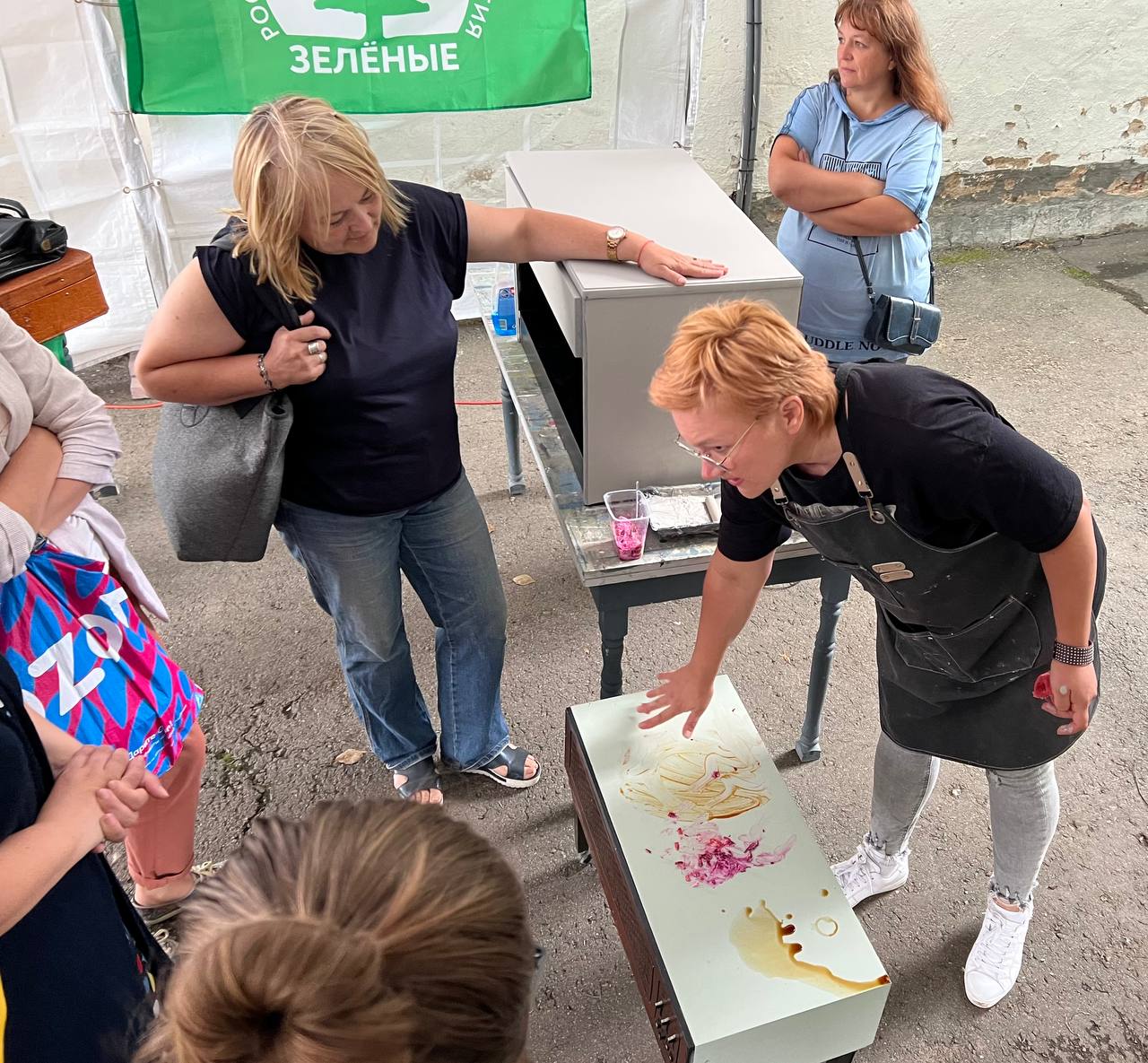 На «интерьерной» «Зелёной субботе» новгородцы учились реставрировать мебель На «интерьерной» «Зелёной субботе» новгородцы учились реставрировать мебель