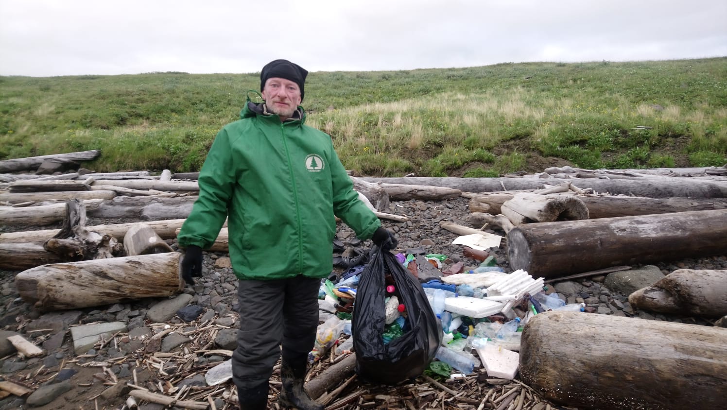 «ЗЕЛЁНЫЕ» обнаружили горы пластика на берегах Енисея в безлюдных местах