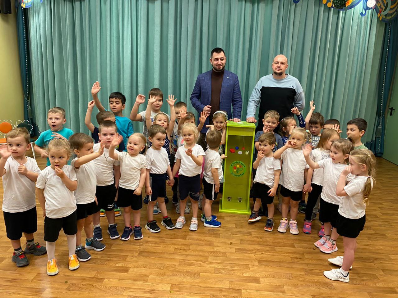 Питерские «ЗЕЛЁНЫЕ» подарили воспитанникам детского сада контейнер для сбора крышечек и провели акцию по раздельному сбору отходов Питерские «ЗЕЛЁНЫЕ» подарили воспитанникам детского сада контейнер для сбора крышечек и провели акцию по раздельному сбору отходов