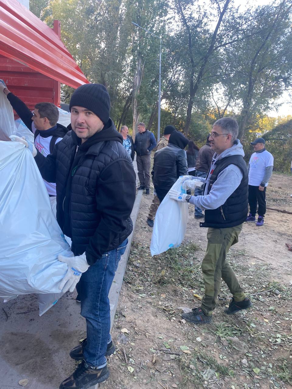 Волгоградские «ЗЕЛЁНЫЕ» собрали мусор с берега Мокрой Мечетки и высадили 300 саженцев акаций Волгоградские «ЗЕЛЁНЫЕ» собрали мусор с берега Мокрой Мечетки и высадили 300 саженцев акаций