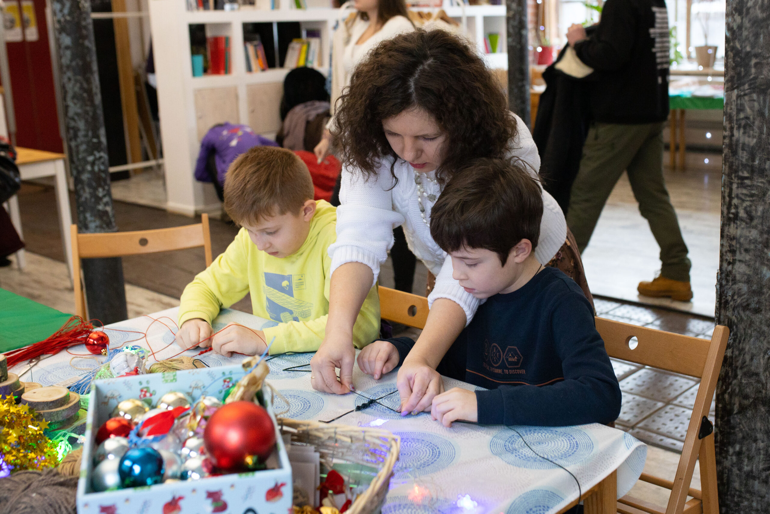 Костюм ниндзя и целая коробка советских игрушек: в Москве прошел предпраздничный своп Костюм ниндзя и целая коробка советских игрушек: в Москве прошел предпраздничный своп
