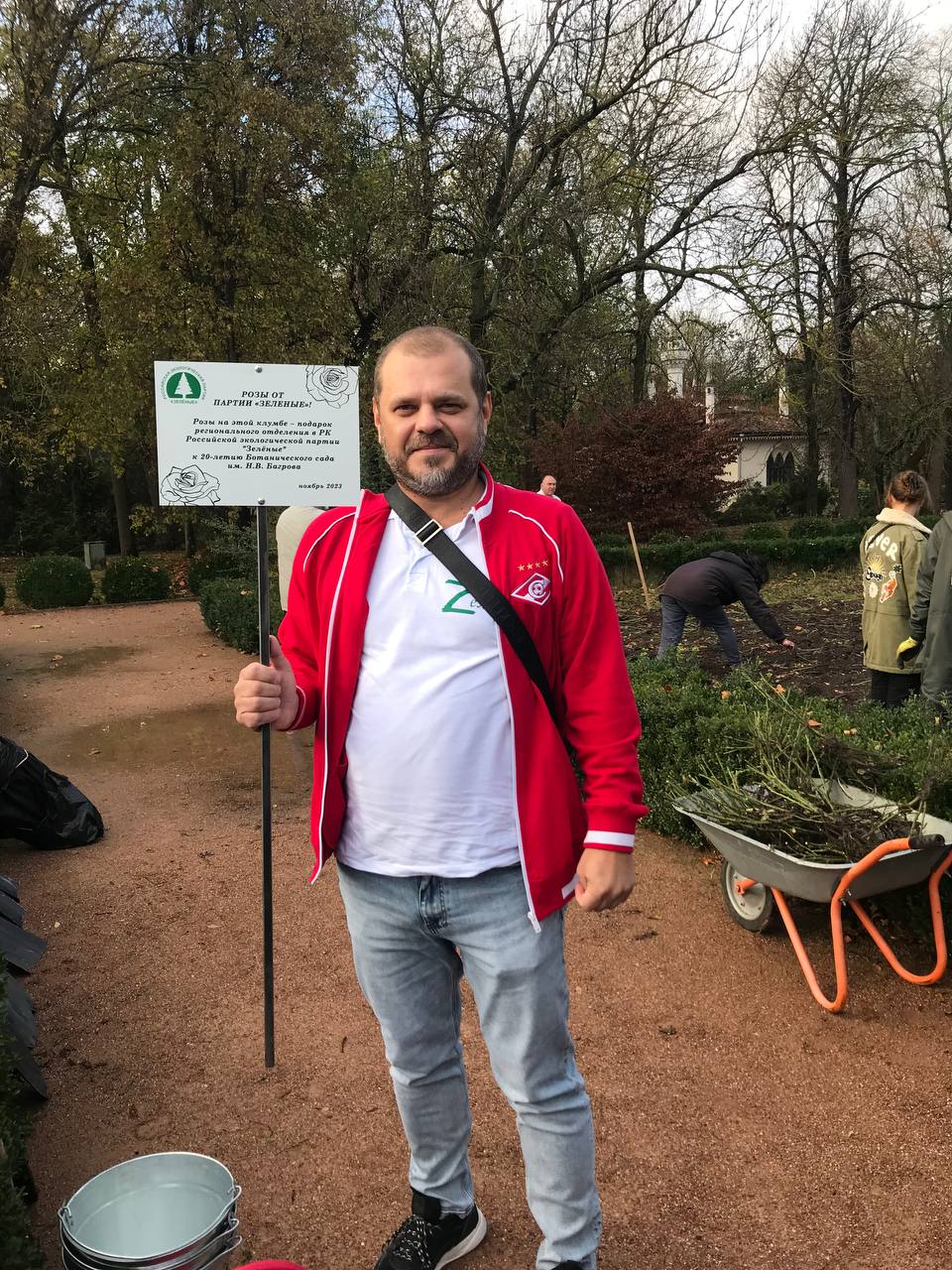 Крымские «ЗЕЛЁНЫЕ» высадили 330 роз и 60 деревьев Крымские «ЗЕЛЁНЫЕ» высадили 330 роз и 60 деревьев