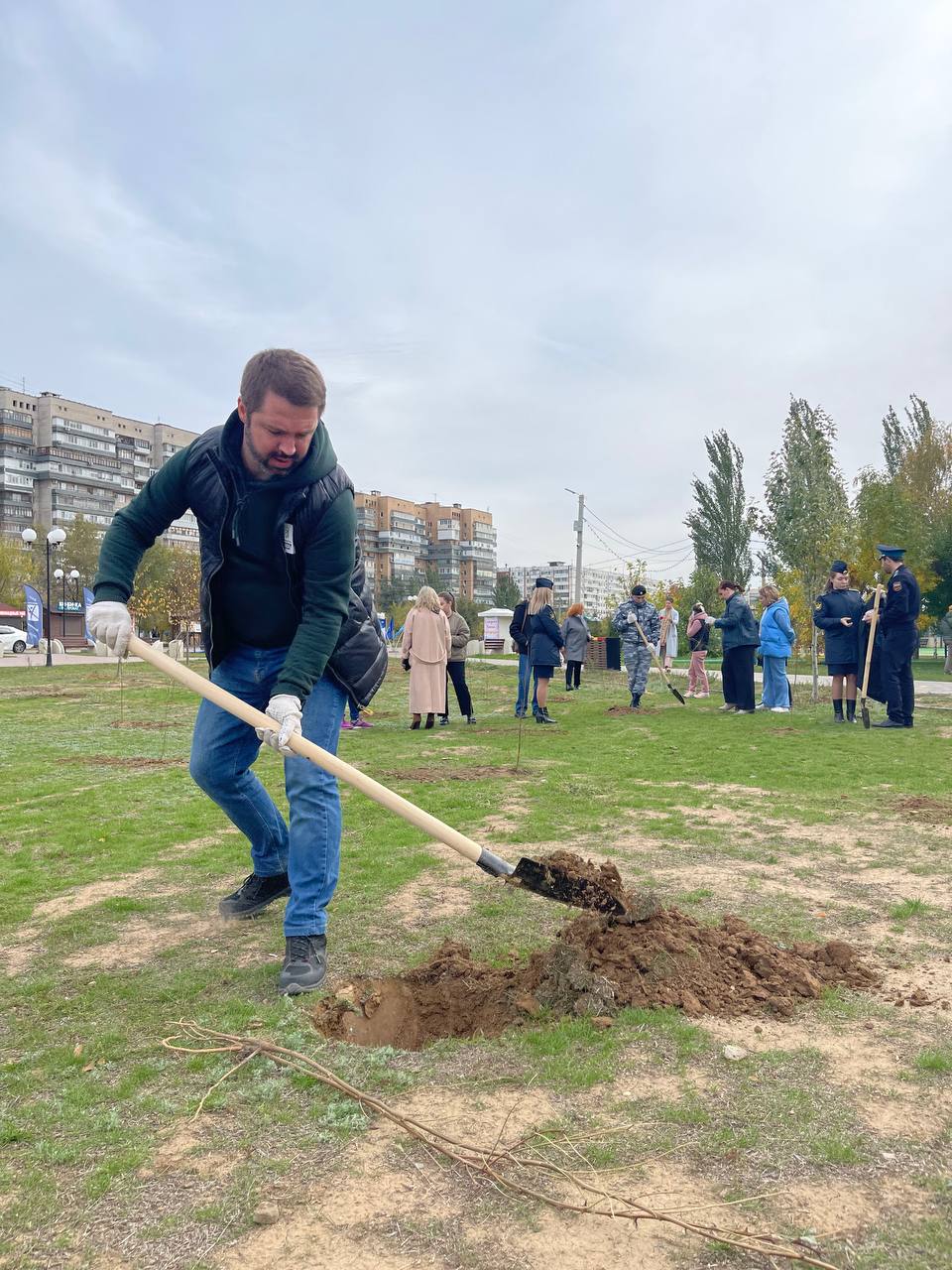 Волгоградские «ЗЕЛЁНЫЕ» собрали мусор с берега Мокрой Мечетки и высадили 300 саженцев акаций Волгоградские «ЗЕЛЁНЫЕ» собрали мусор с берега Мокрой Мечетки и высадили 300 саженцев акаций
