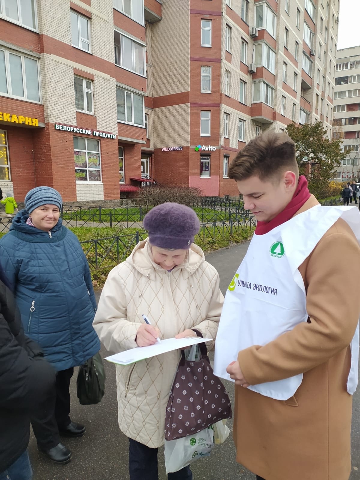 На акции «Сортируй» питерские «Зелёные» собрали еще около 100 подписей за корректировку бюджета по очистке реки Новая На акции «Сортируй» питерские «Зелёные» собрали еще около 100 подписей за корректировку бюджета по очистке реки Новая