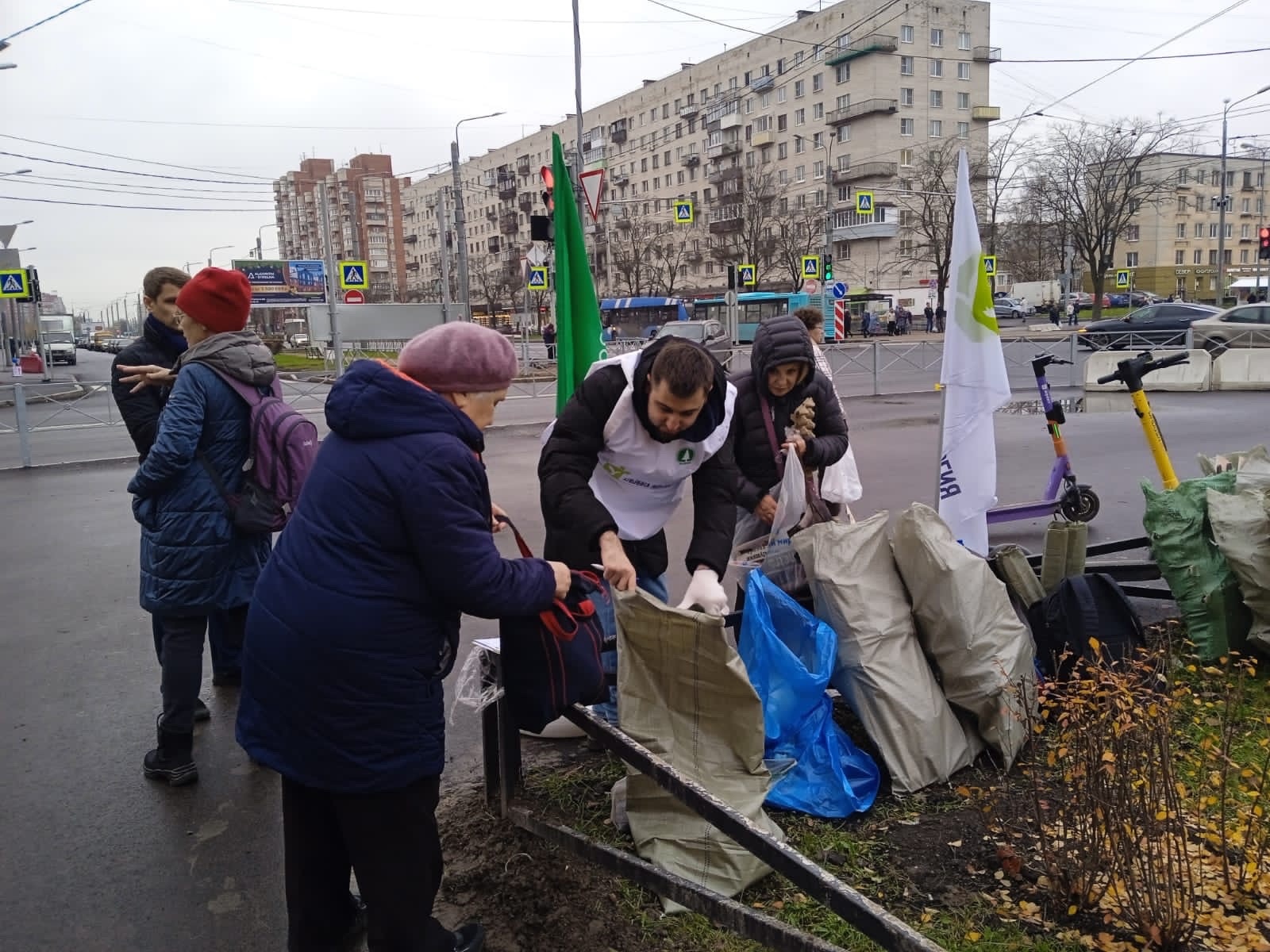 На акции «Сортируй» питерские «Зелёные» собрали еще около 100 подписей за корректировку бюджета по очистке реки Новая На акции «Сортируй» питерские «Зелёные» собрали еще около 100 подписей за корректировку бюджета по очистке реки Новая