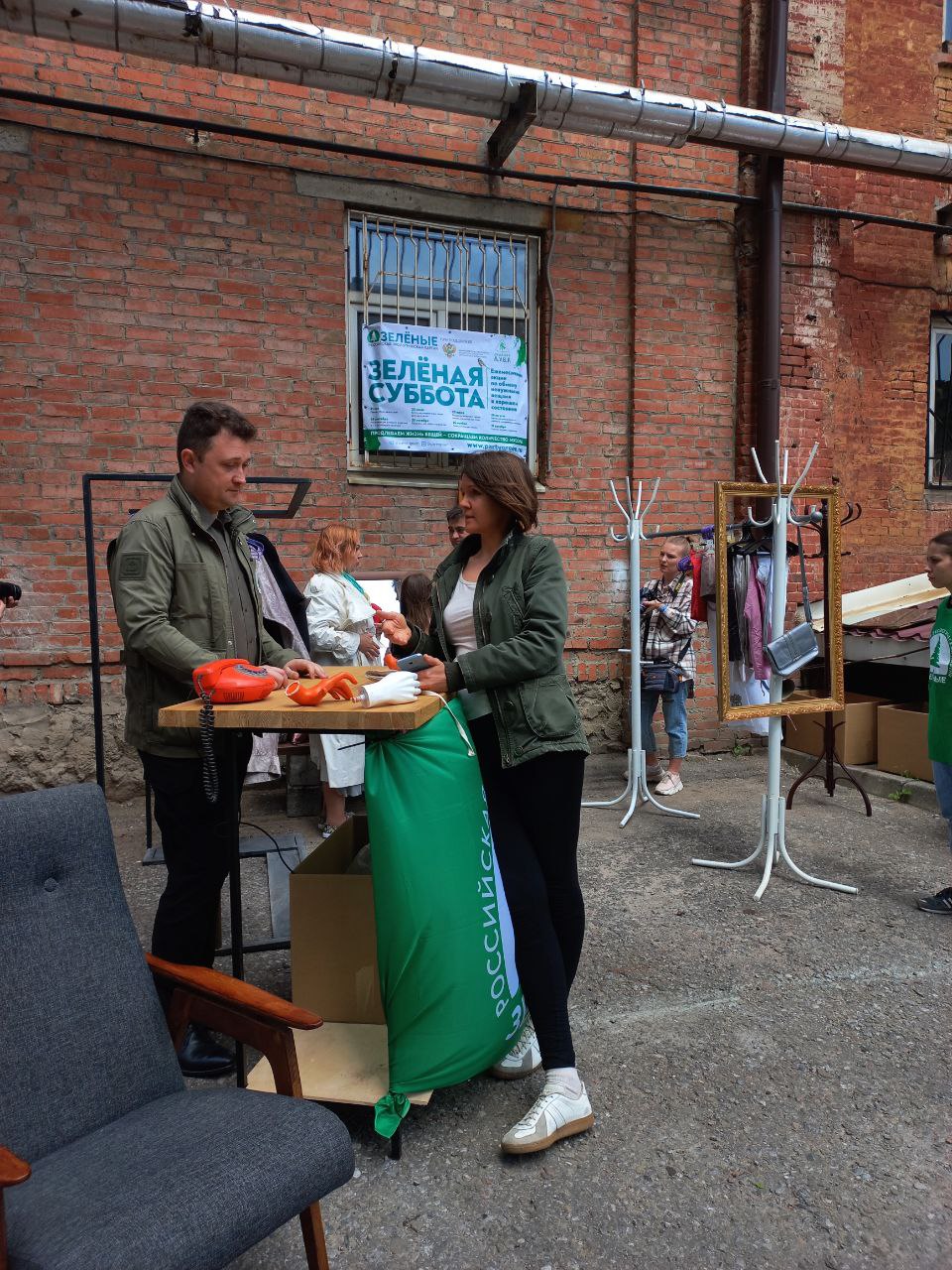 Вещи, которые передали участники «Зелёной субботы» в Ростове-на-Дону передадут проекту «Свалка», а также беженцам с Донбасса Вещи, которые передали участники «Зелёной субботы» в Ростове-на-Дону передадут проекту «Свалка», а также беженцам с Донбасса