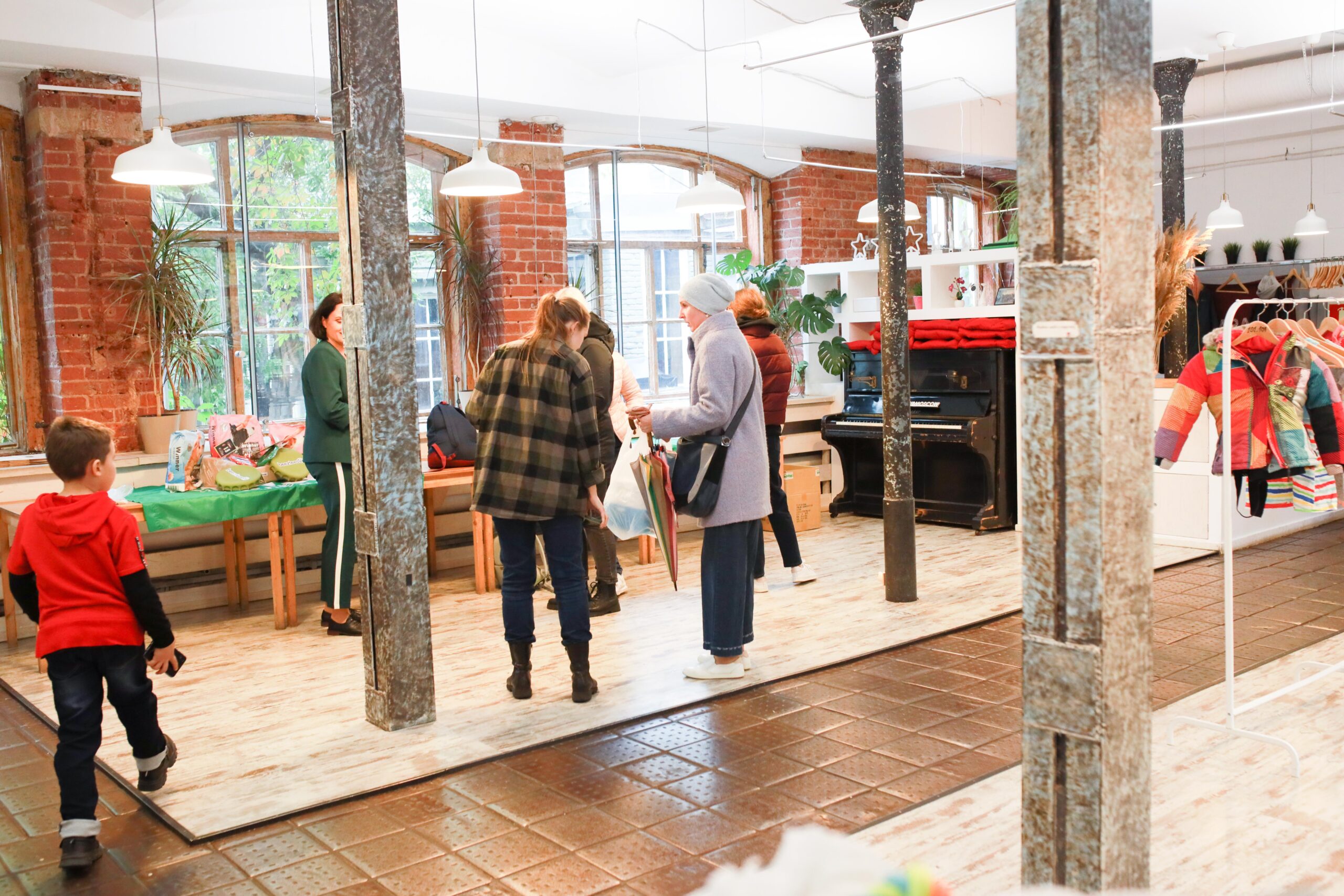 На «Зелёной субботе» приютам для бездомных животных жертвовали и семьи, и даже целые коллективы На «Зелёной субботе» приютам для бездомных животных жертвовали и семьи, и даже целые коллективы