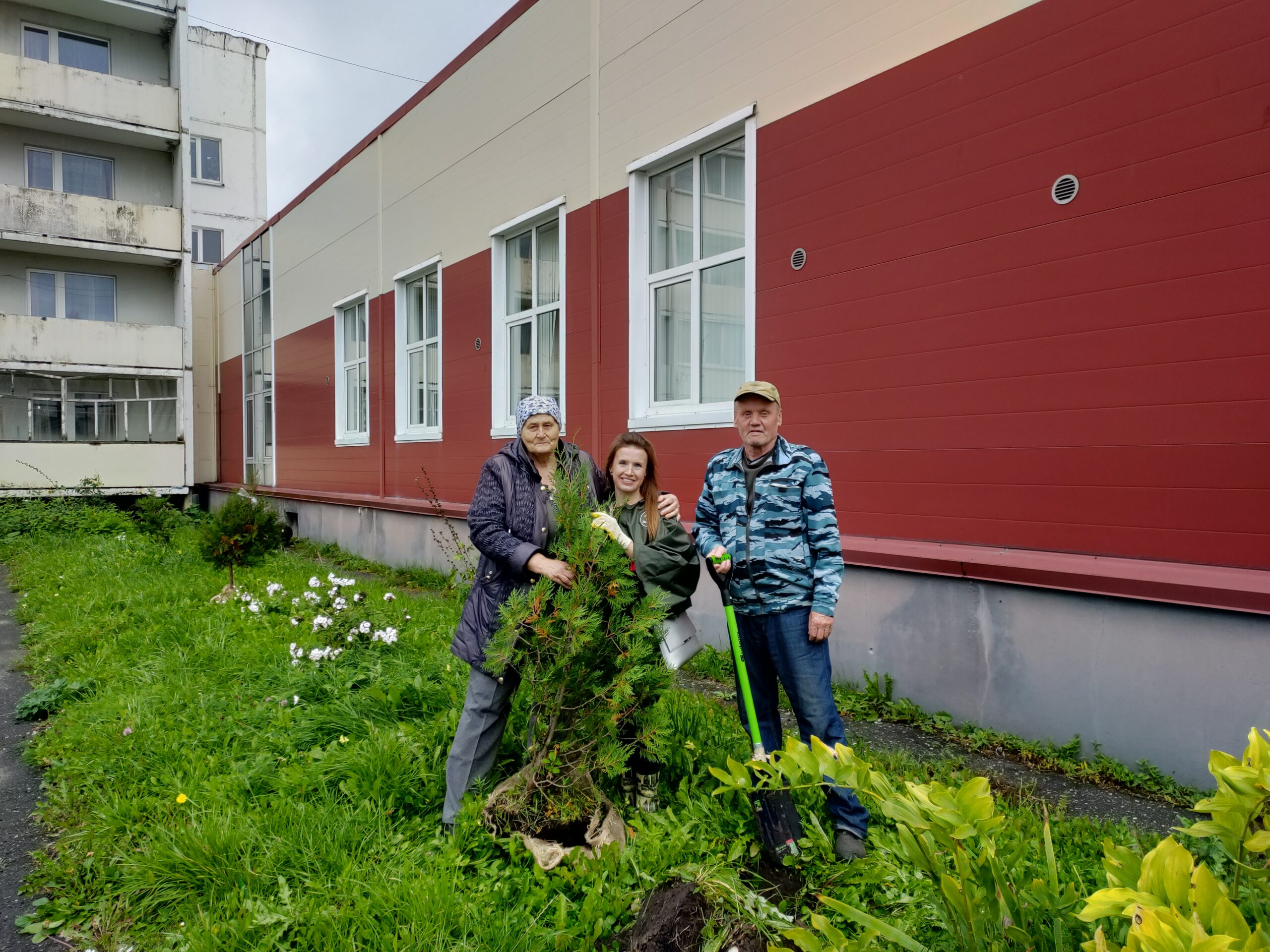 «ЗЕЛЁНЫЕ» в Вологде высадили 50 деревьев у Дома ветеранов «ЗЕЛЁНЫЕ» в Вологде высадили 50 деревьев у Дома ветеранов