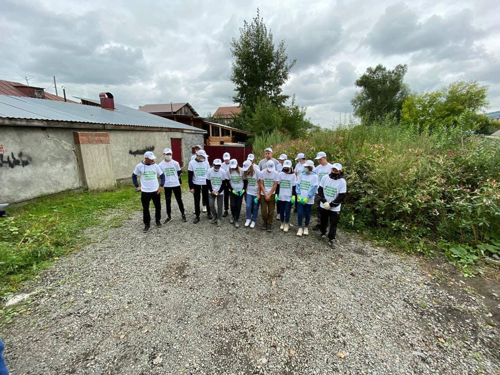 В Горно-Алтайске Людмила Шувалова и Сергей Ревин провели акцию по уборке мусора и посетили турнир по мини-футболу