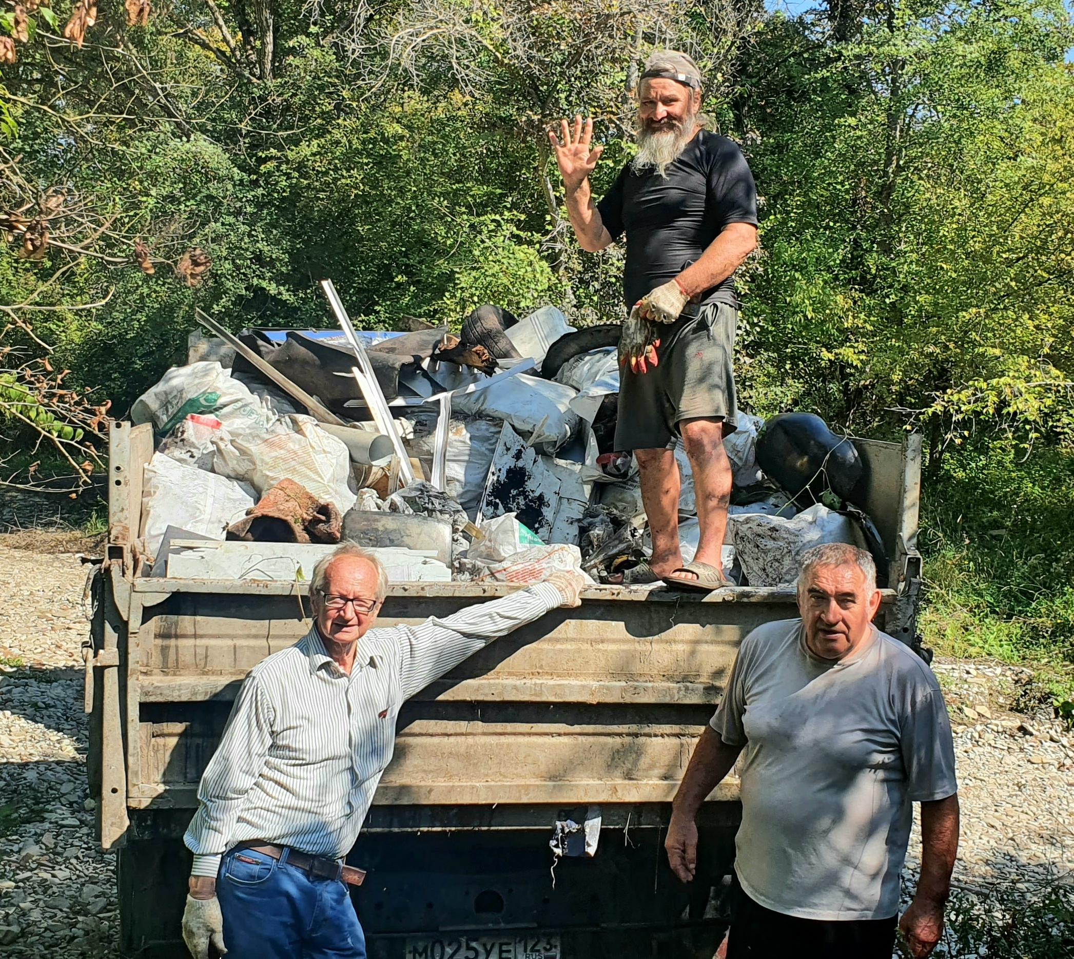 Краснодарские «ЗЕЛЁНЫЕ» вывезли 600 мешков мусора из леса в Эриванской станице