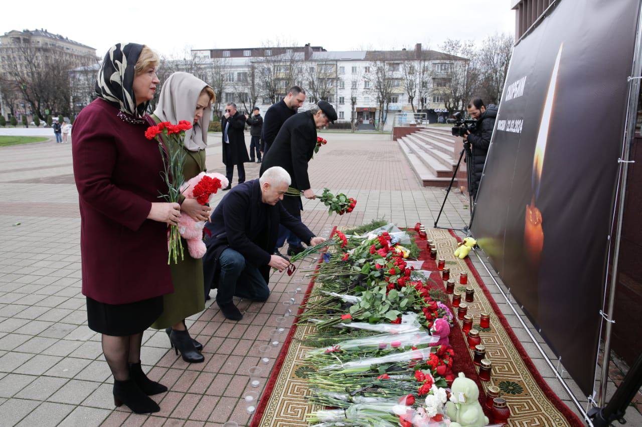 В Нальчике член Федерального совета партии «ЗЕЛЁНЫЕ» депутат Парламента КБР Аслан Алтуев возложил цветы к мемориалу в память о жертвах теракта в «Крокус Сити Холле»