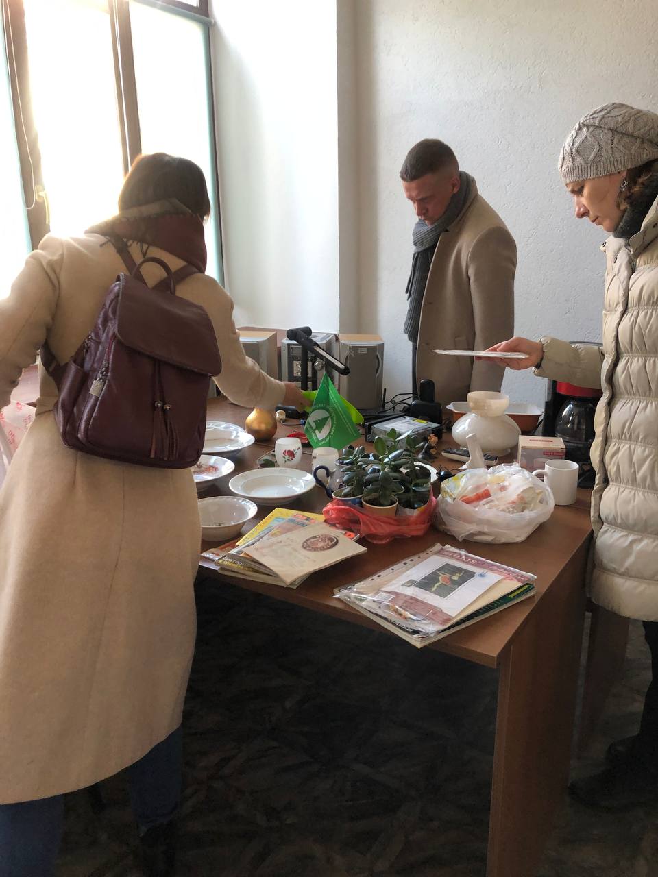 На «Зелёную субботу» самарцы принесли кожаную шляпу, замшевые ботильоны и рассаженные комнатные растения На «Зелёную субботу» самарцы принесли кожаную шляпу, замшевые ботильоны и рассаженные комнатные растения