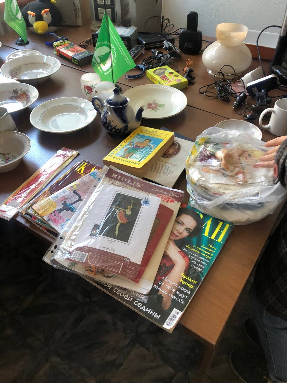 На «Зелёную субботу» самарцы принесли кожаную шляпу, замшевые ботильоны и рассаженные комнатные растения На «Зелёную субботу» самарцы принесли кожаную шляпу, замшевые ботильоны и рассаженные комнатные растения