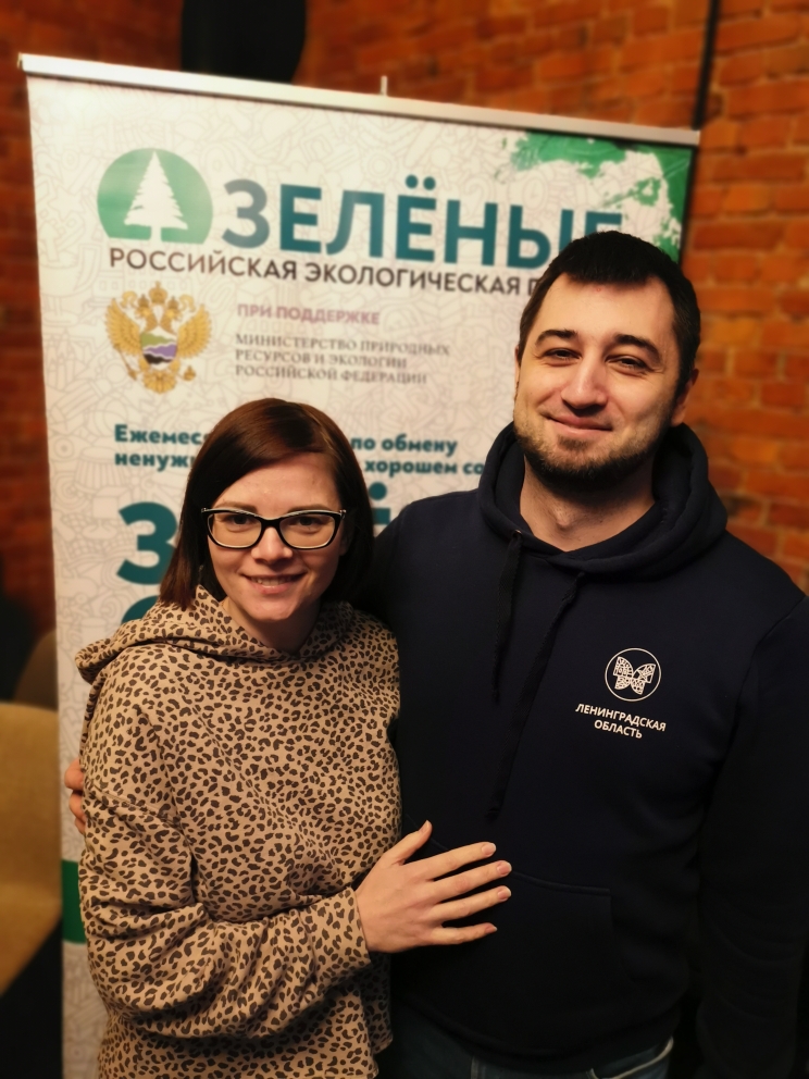 Ёлочные игрушки, новогодние сувениры и красная советская звезда – в Санкт-Петербурге прошла предновогодняя «Зелёная суббота» Ёлочные игрушки, новогодние сувениры и красная советская звезда – в Санкт-Петербурге прошла предновогодняя «Зелёная суббота»