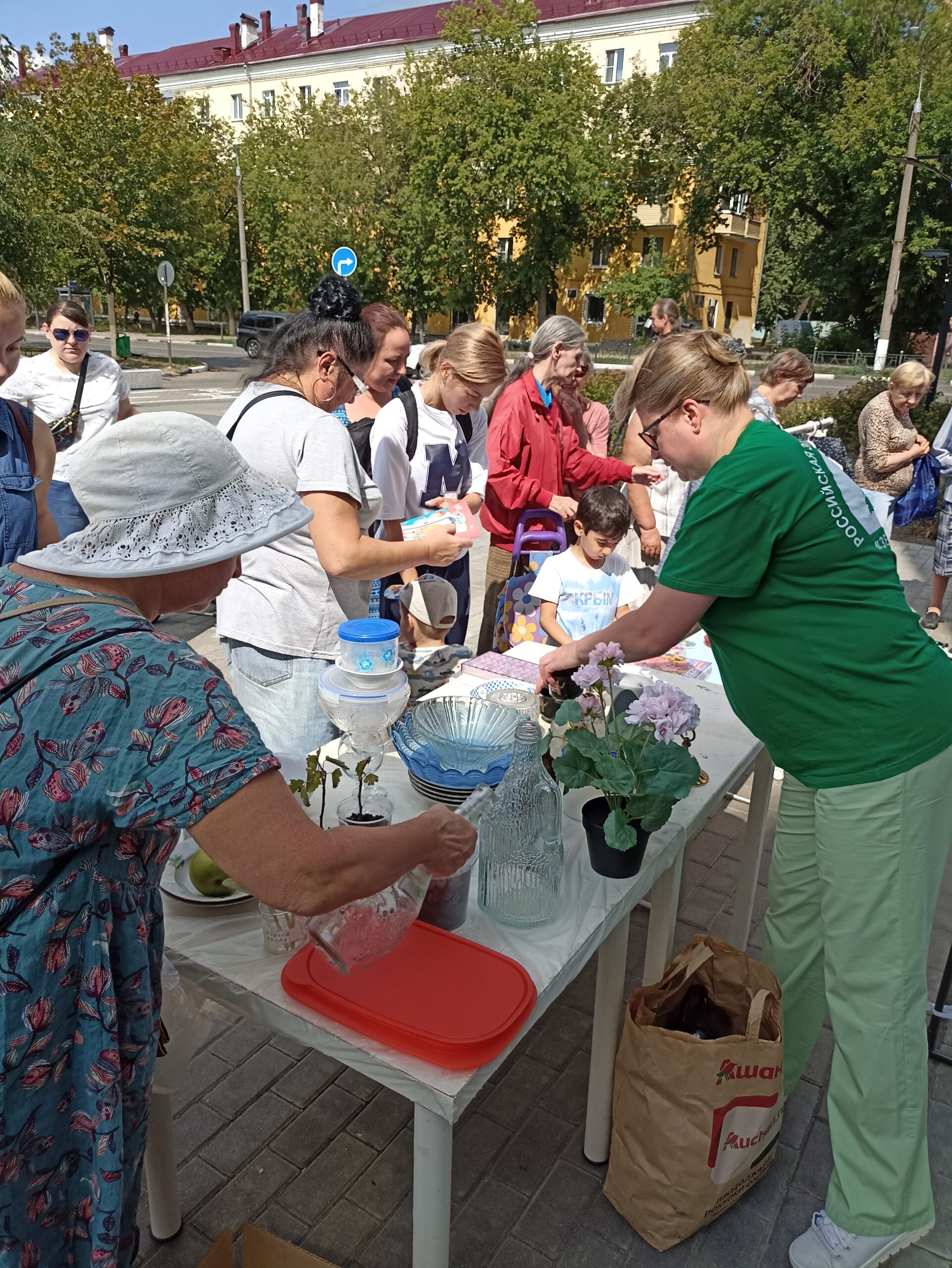 1200 предметов гардероба и интерьера принесли на обмен жители Подмосковья, став лидерами среди регионов-участников федеральной акции «Зелёная суббота» 1200 предметов гардероба и интерьера принесли на обмен жители Подмосковья, став лидерами среди регионов-участников федеральной акции «Зелёная суббота»