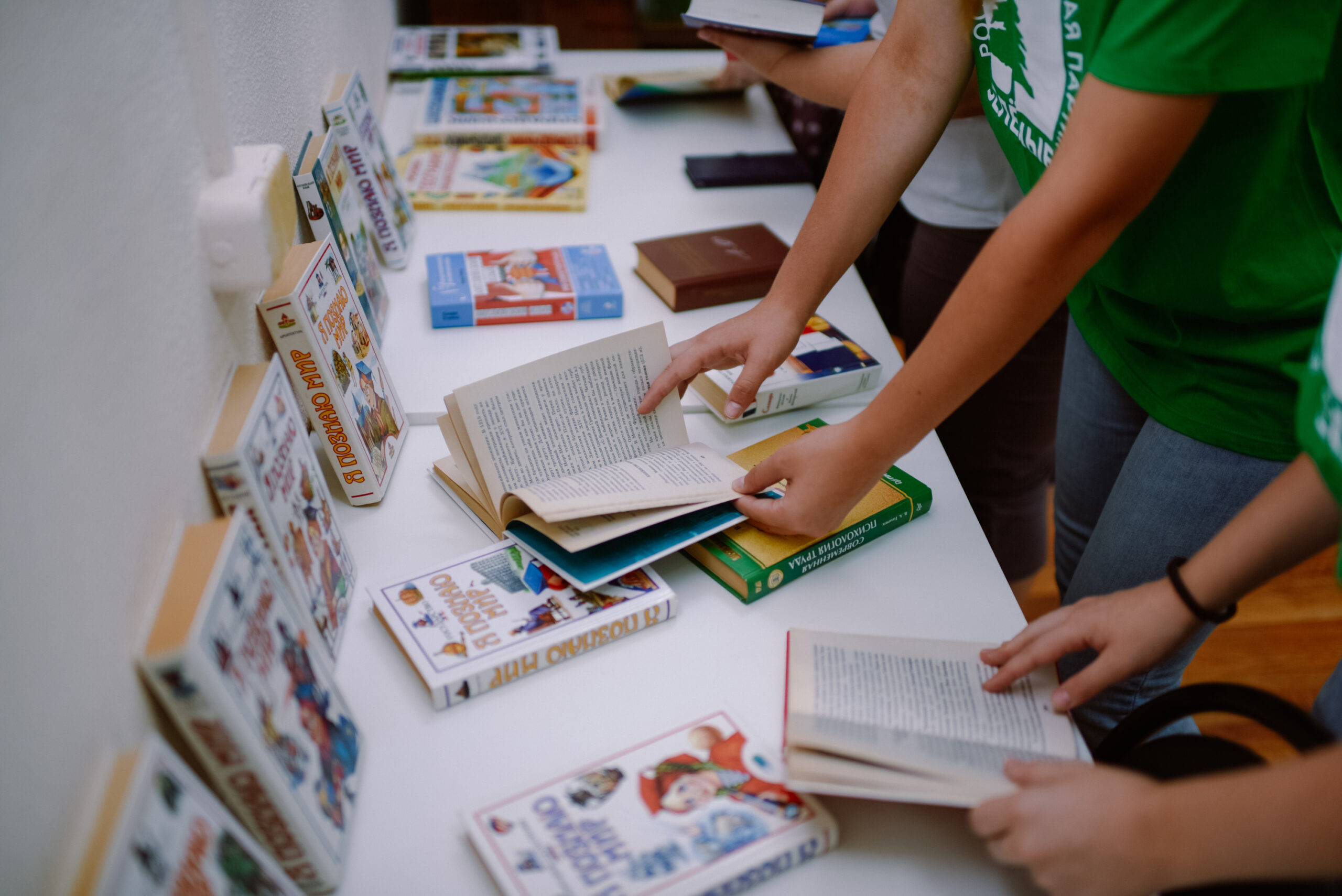 В День города нижегородцы обменивались школьными принадлежностями В День города нижегородцы обменивались школьными принадлежностями