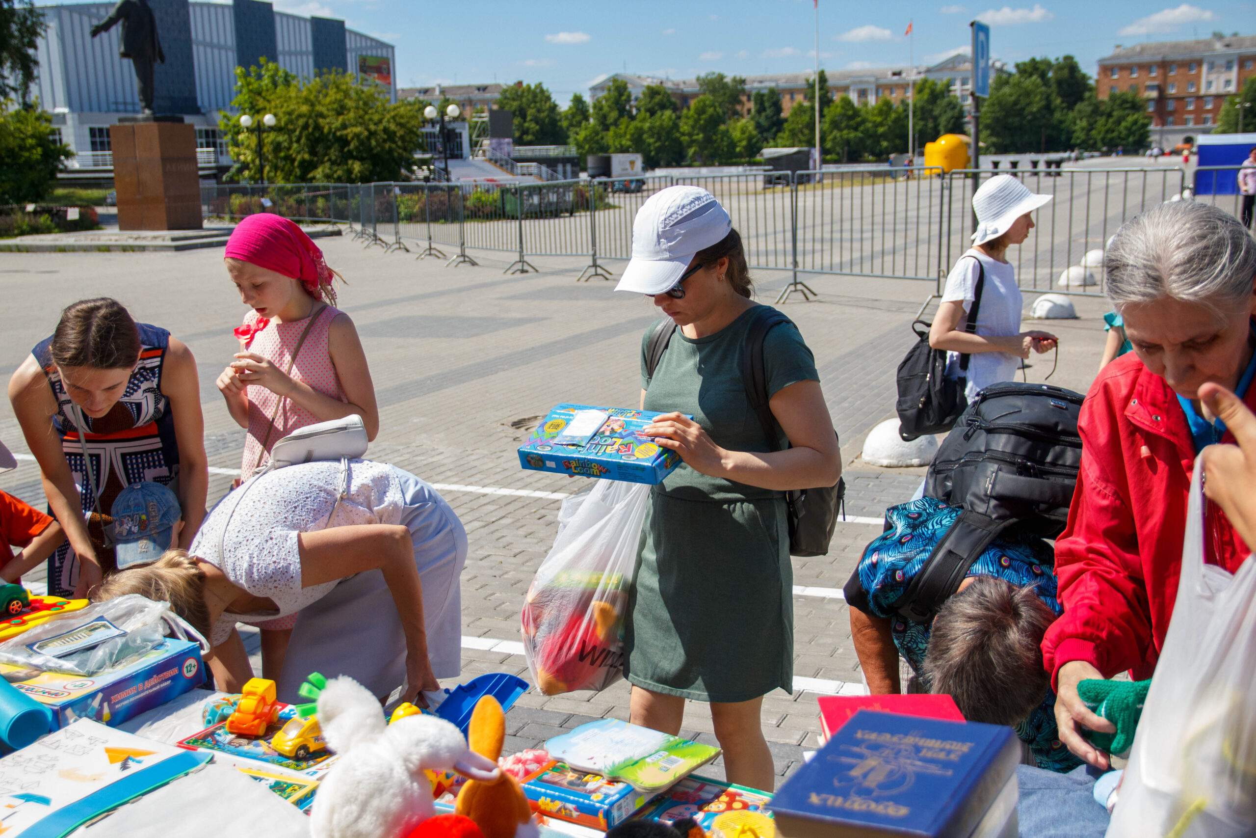 Жители Электростали принесли на «Зелёную субботу» более 1000 книг, игрушек,  настолок и предметов одежды Жители Электростали принесли на «Зелёную субботу» более 1000 книг, игрушек,  настолок и предметов одежды