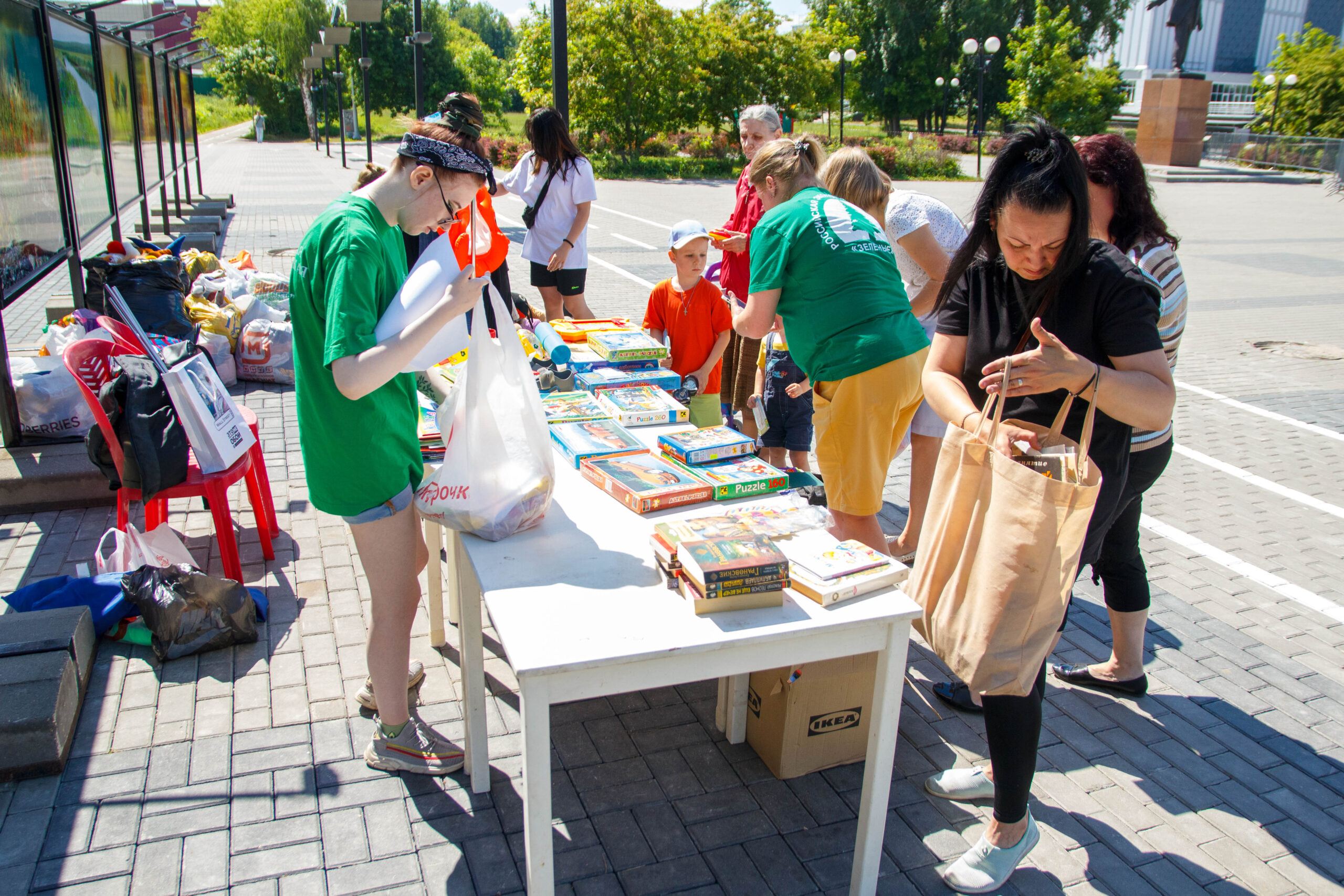 Жители Электростали принесли на «Зелёную субботу» более 1000 книг, игрушек,  настолок и предметов одежды Жители Электростали принесли на «Зелёную субботу» более 1000 книг, игрушек,  настолок и предметов одежды