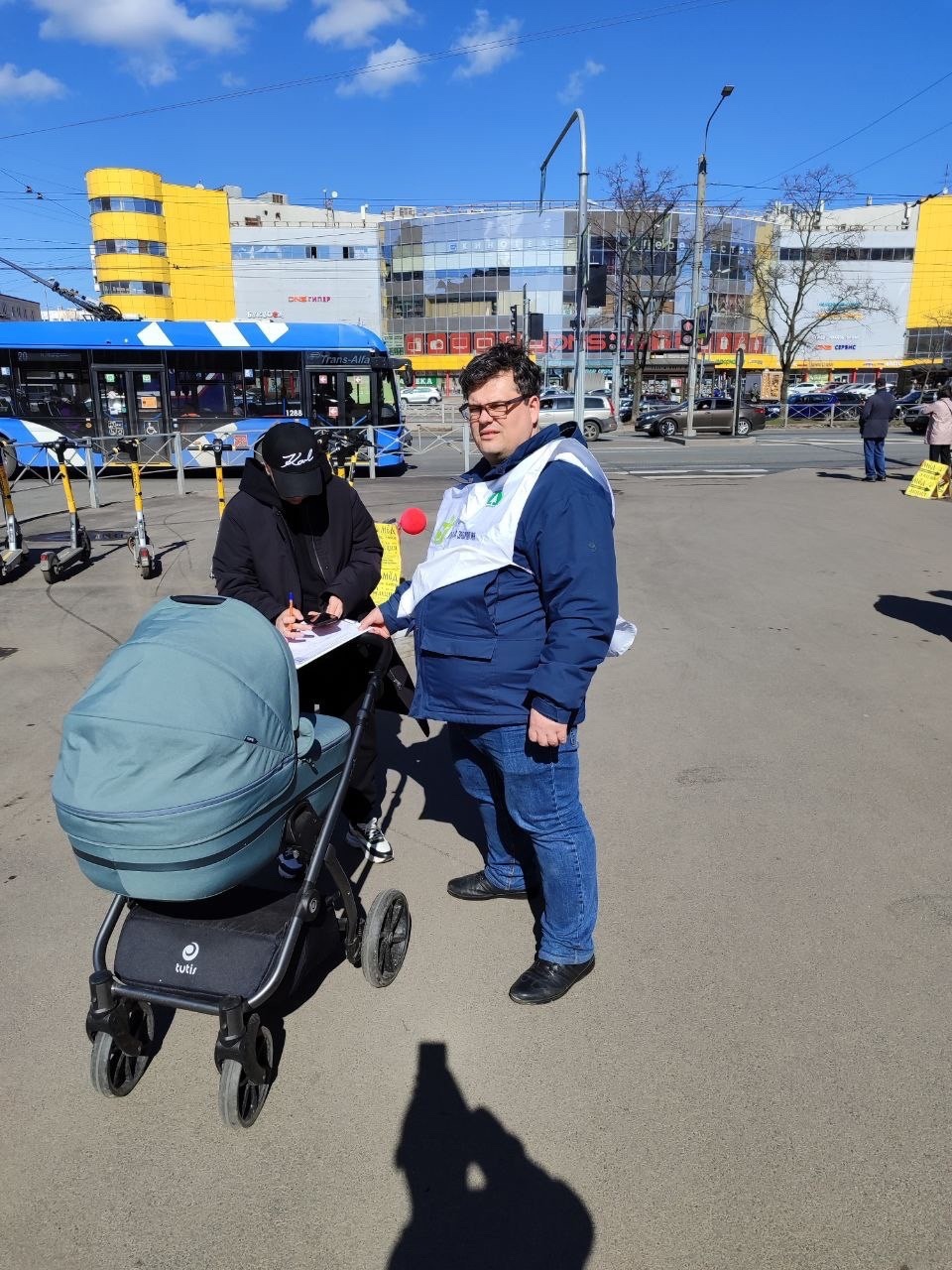 Зеленые на акции «Сортируй» собрали более 10 мешков вторсырья у жителей Петербурга Зеленые на акции «Сортируй» собрали более 10 мешков вторсырья у жителей Петербурга