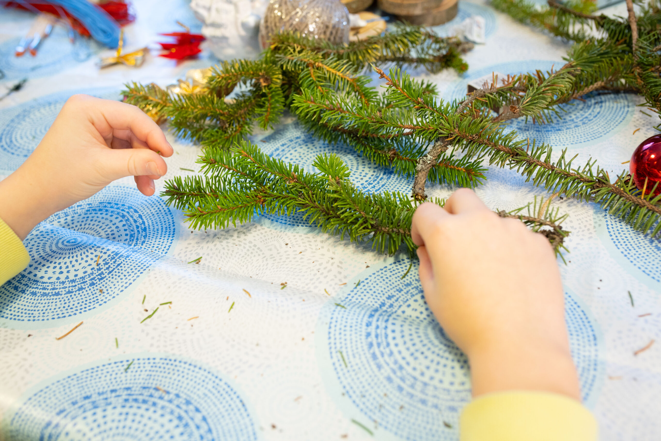 Костюм ниндзя и целая коробка советских игрушек: в Москве прошел предпраздничный своп Костюм ниндзя и целая коробка советских игрушек: в Москве прошел предпраздничный своп