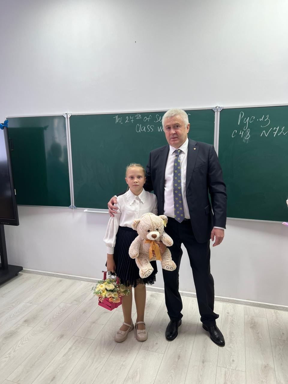 Депутат Парламента Кабардино-Балкарской Республики от партии «ЗЕЛЁНЫЕ» Аслан Алтуев поддержал участницу акции в поддержку СВО Депутат Парламента Кабардино-Балкарской Республики от партии «ЗЕЛЁНЫЕ» Аслан Алтуев поддержал участницу акции в поддержку СВО