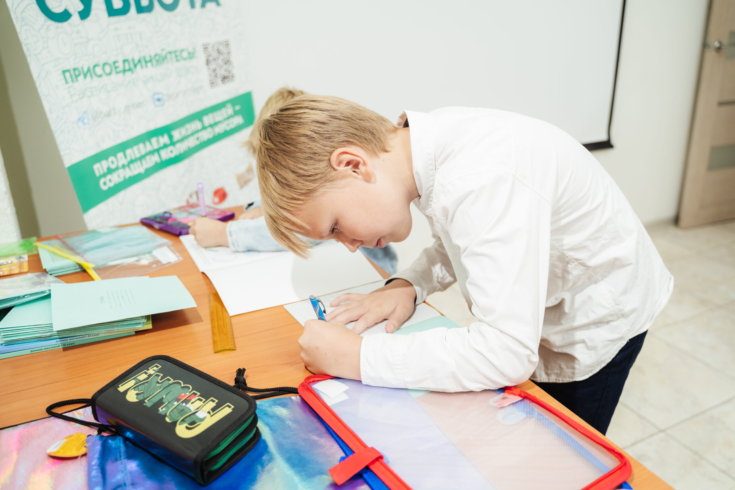 В Новосибирске в минувшую субботу обменялись школьными принадлежностями В Новосибирске в минувшую субботу обменялись школьными принадлежностями