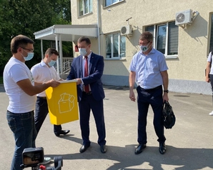 «Зелёные» подарили контейнеры для раздельного сбора мусора мэрам и губернаторам. Акция «Начни с себя»