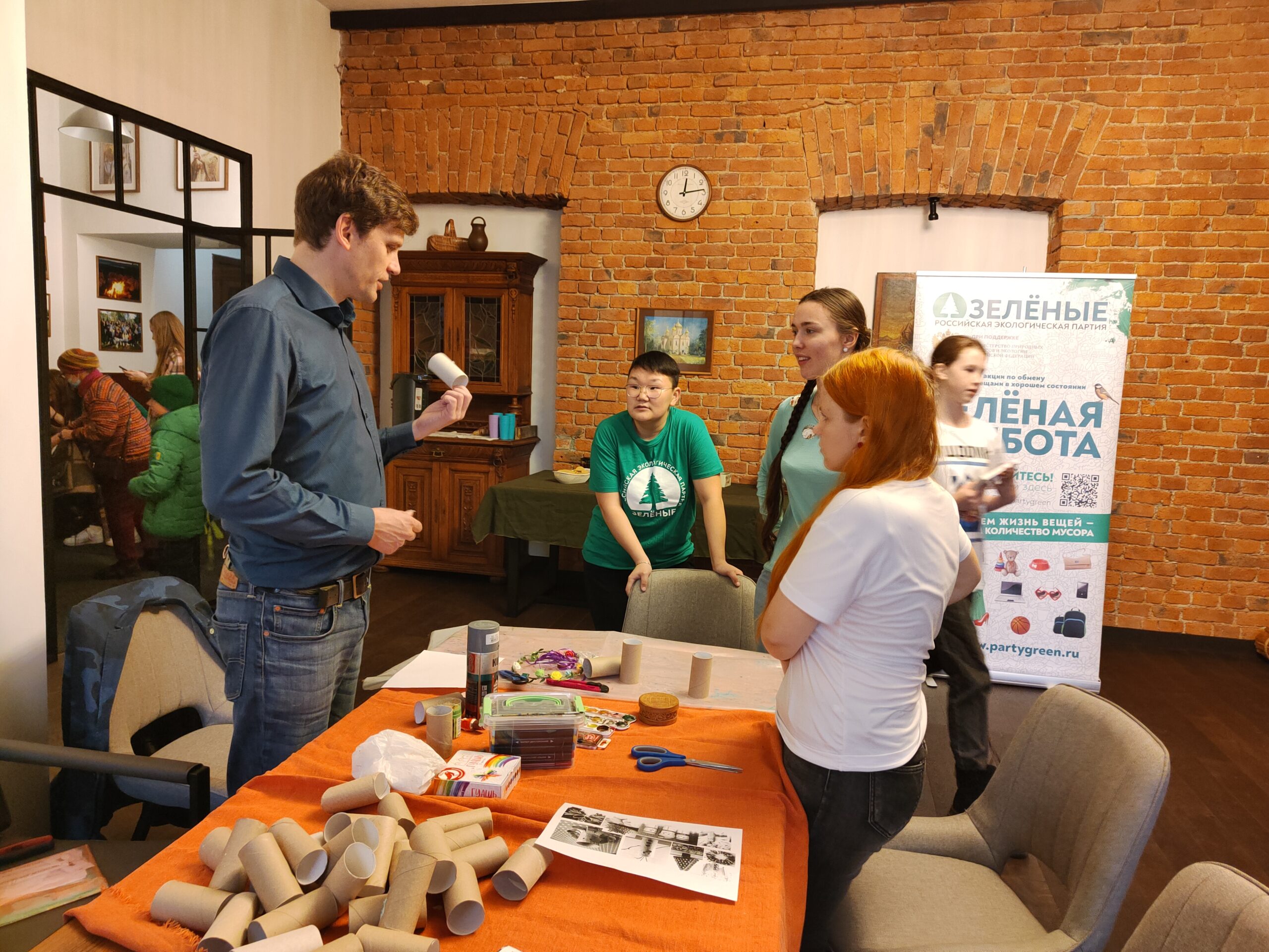 На творческую «Зелёную субботу» в Санкт-Петербурге принесли на обмен журналы по рукоделию, пряжу и нитки На творческую «Зелёную субботу» в Санкт-Петербурге принесли на обмен журналы по рукоделию, пряжу и нитки