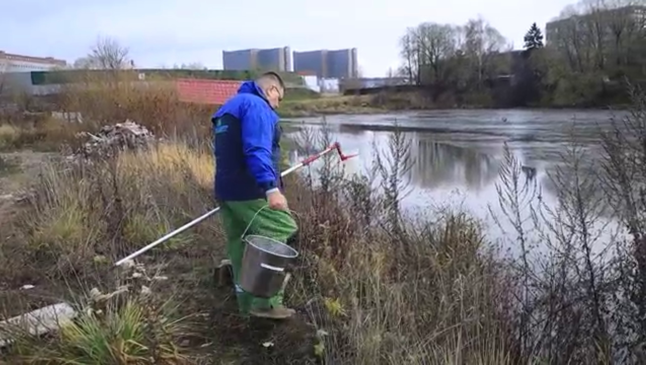 Московские «ЗЕЛЁНЫЕ» анализируют качество воды в реке Сосенка Московские «ЗЕЛЁНЫЕ» анализируют качество воды в реке Сосенка