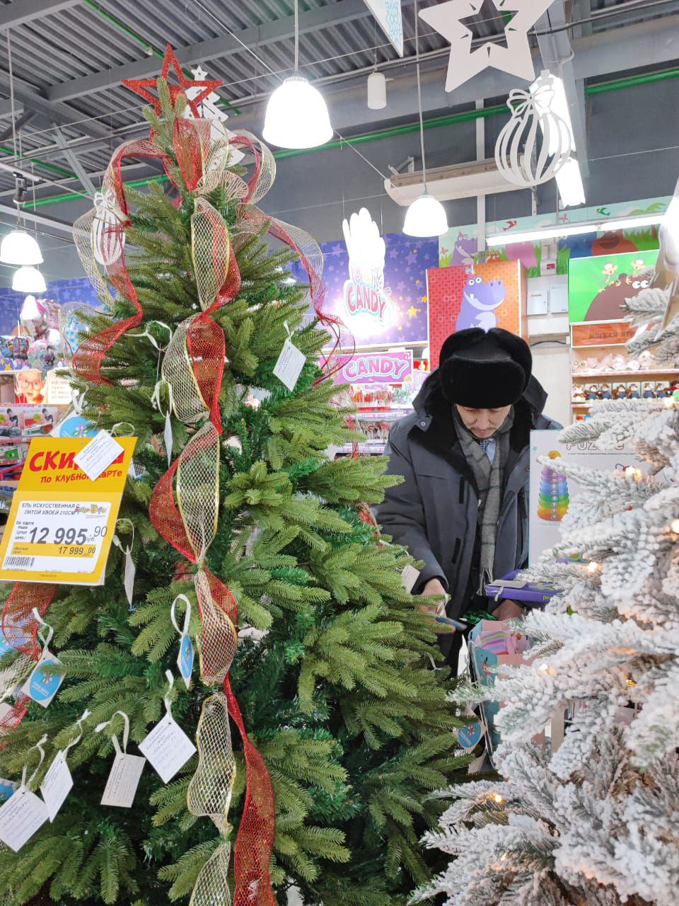 Лидер якутских «ЗЕЛЁНЫХ» принял участие в акции «Ёлка добра» Лидер якутских «ЗЕЛЁНЫХ» принял участие в акции «Ёлка добра»