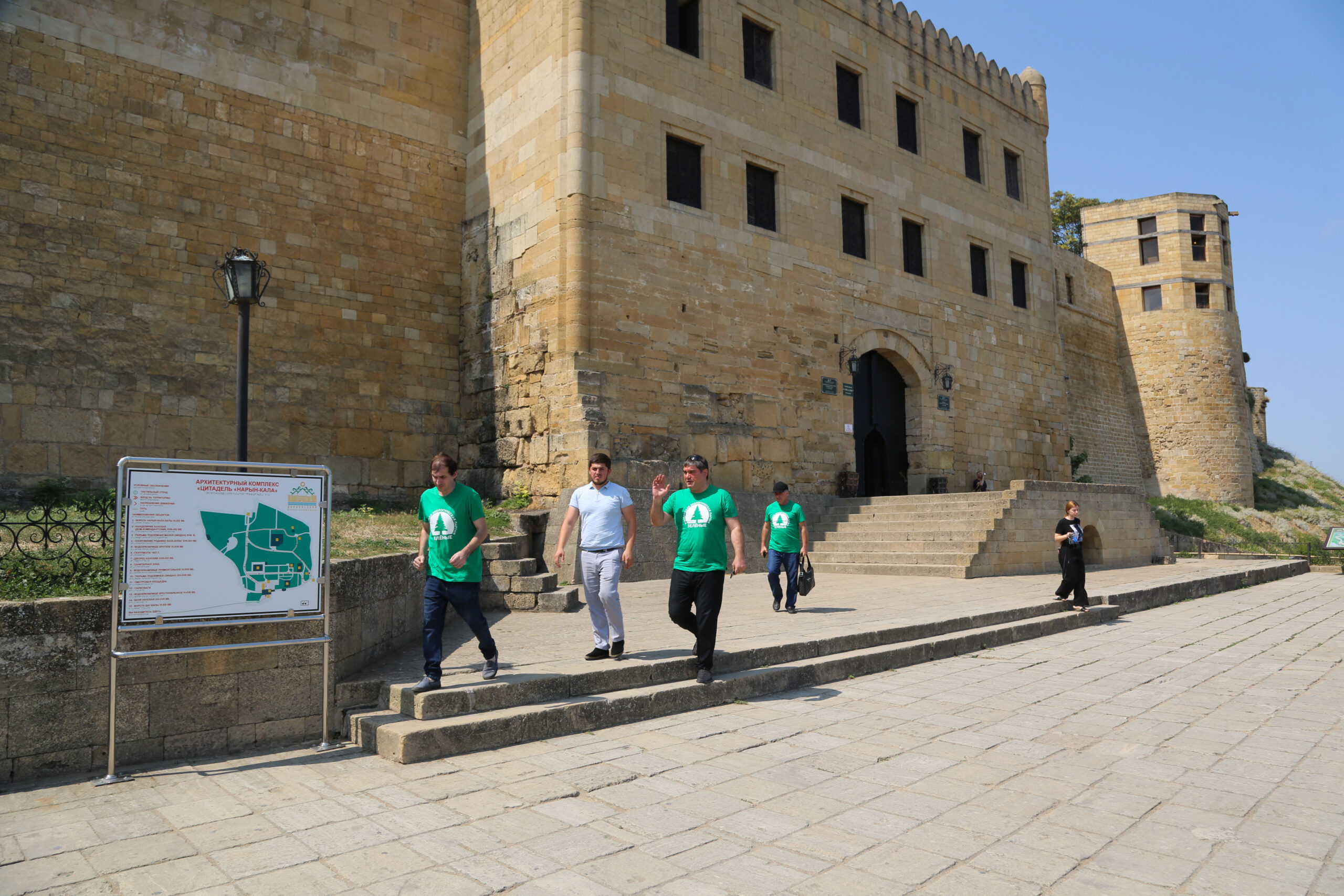 «ЗЕЛЁНЫЕ» Дагестана установили сортировочные баки в цитадели «Нарын-Кала» «ЗЕЛЁНЫЕ» Дагестана установили сортировочные баки в цитадели «Нарын-Кала»