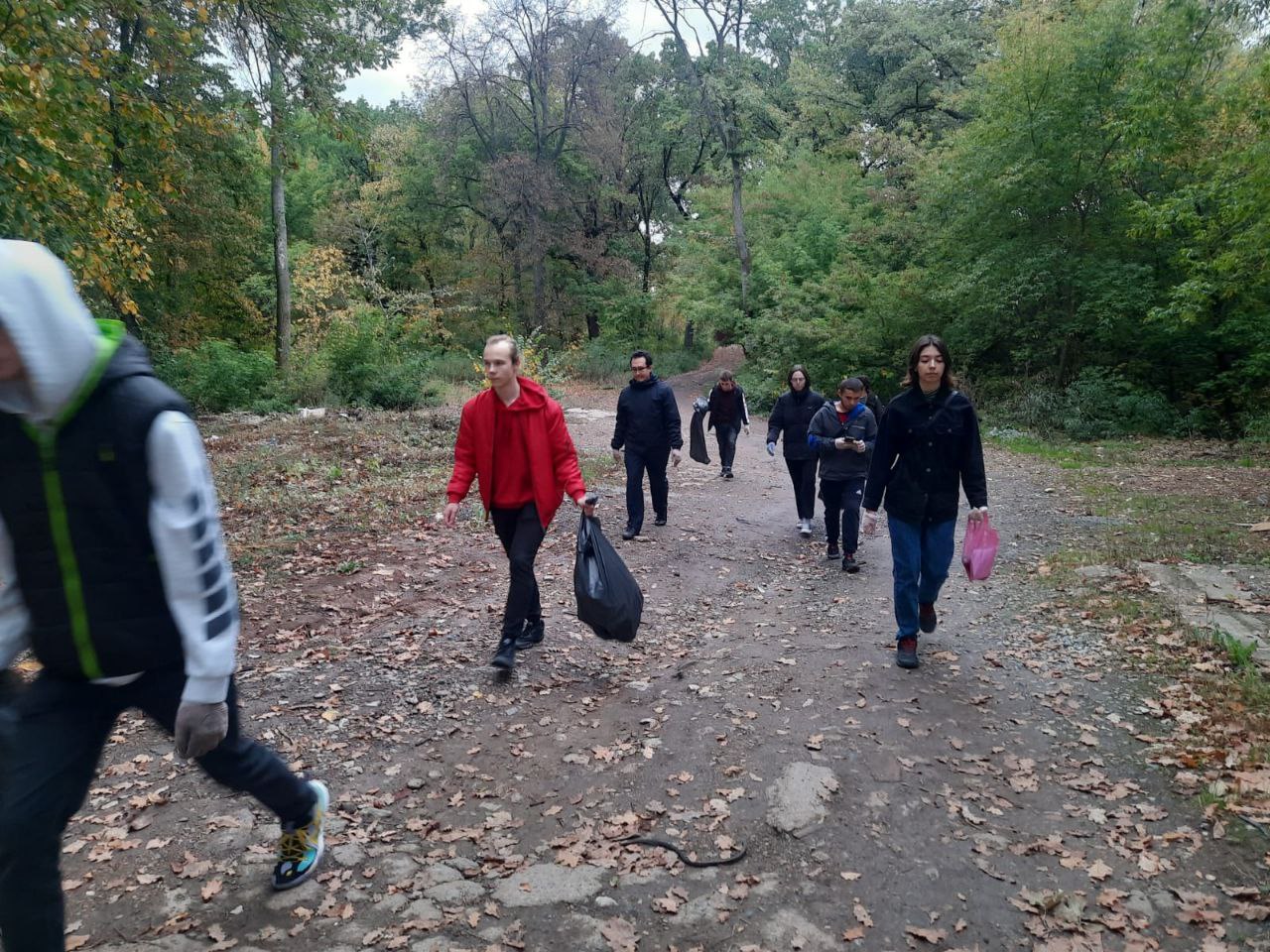 В Уфе «ЗЕЛЁНЫЕ» собрали более 50 мешков мусора в Непейцевском дендропарке В Уфе «ЗЕЛЁНЫЕ» собрали более 50 мешков мусора в Непейцевском дендропарке