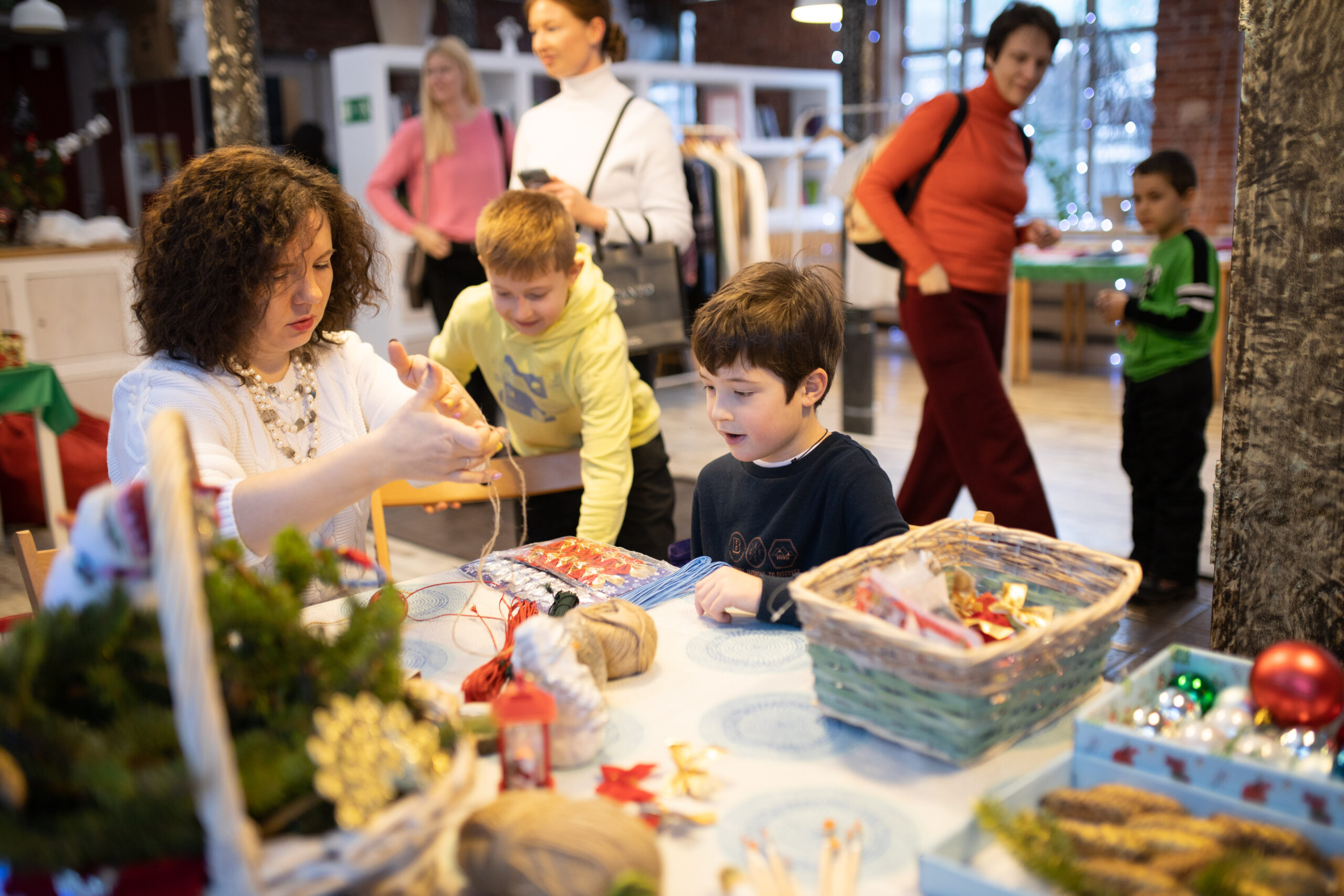 Костюм ниндзя и целая коробка советских игрушек: в Москве прошел предпраздничный своп Костюм ниндзя и целая коробка советских игрушек: в Москве прошел предпраздничный своп