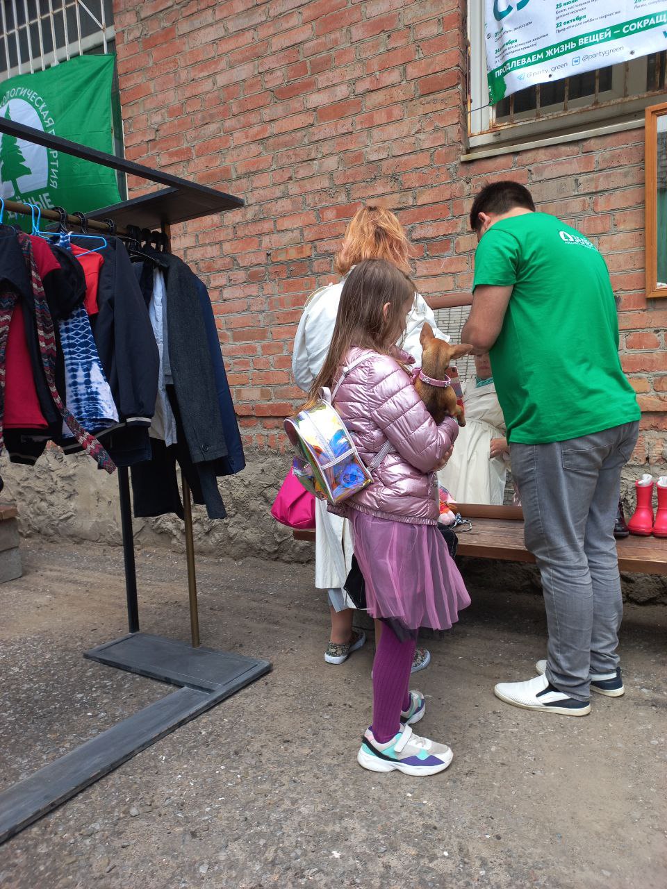 Вещи, которые передали участники «Зелёной субботы» в Ростове-на-Дону передадут проекту «Свалка», а также беженцам с Донбасса Вещи, которые передали участники «Зелёной субботы» в Ростове-на-Дону передадут проекту «Свалка», а также беженцам с Донбасса