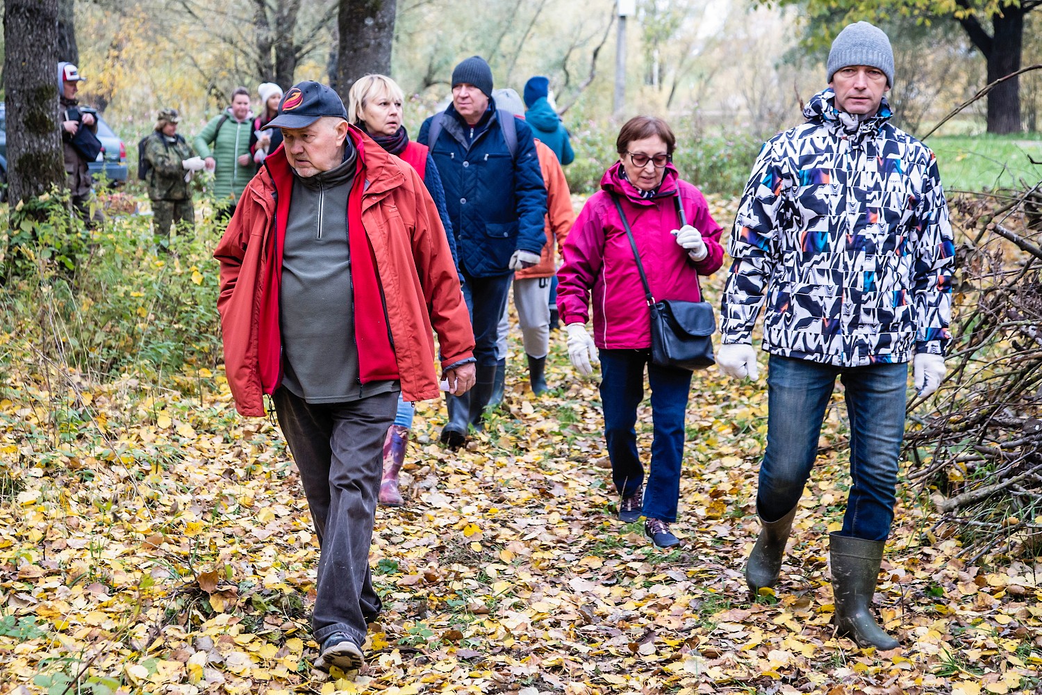 В Великом Новгороде на специализированной тропе для прогулок с собаками прошёл субботник