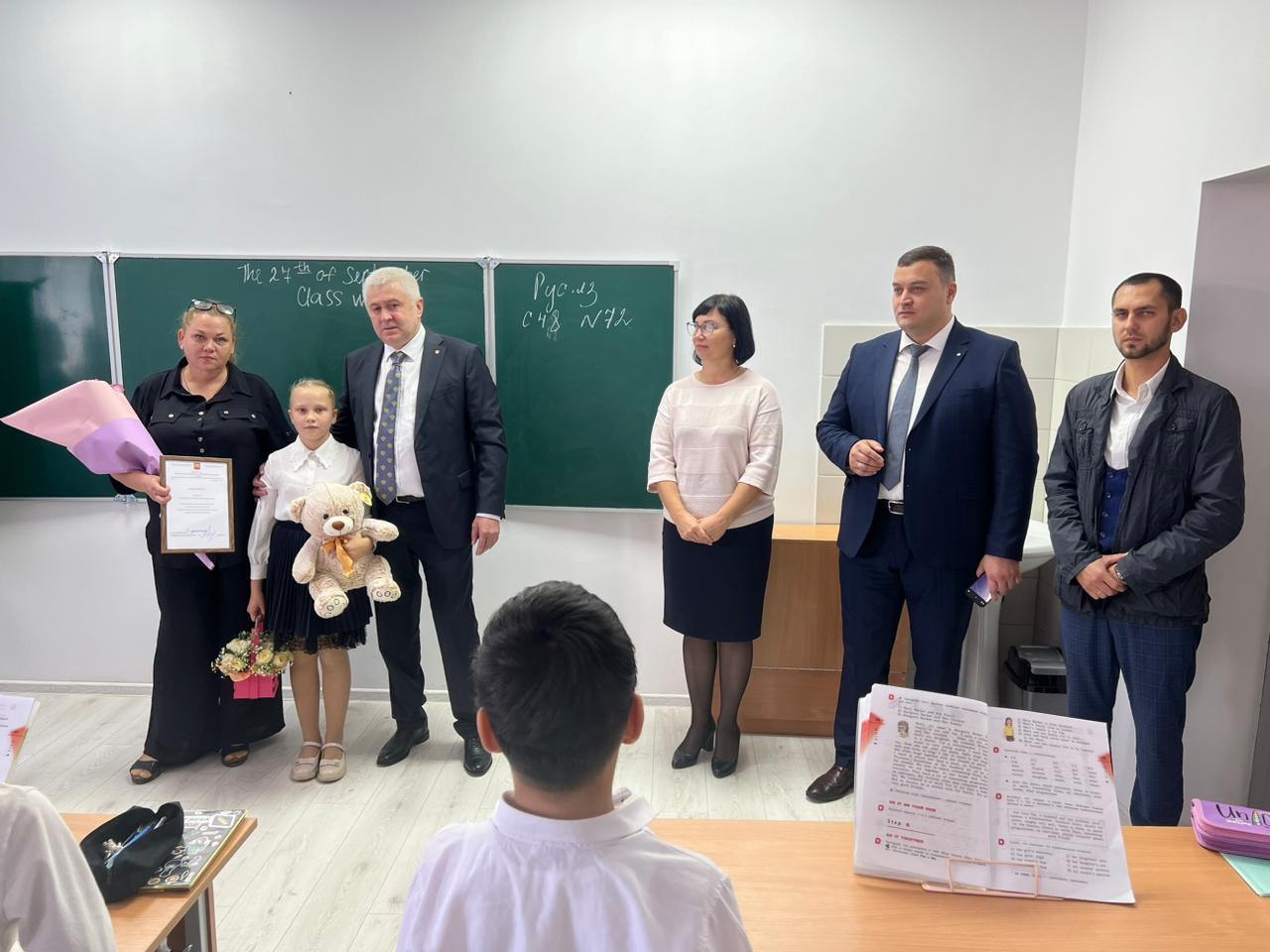 Депутат Парламента Кабардино-Балкарской Республики от партии «ЗЕЛЁНЫЕ» Аслан Алтуев поддержал участницу акции в поддержку СВО Депутат Парламента Кабардино-Балкарской Республики от партии «ЗЕЛЁНЫЕ» Аслан Алтуев поддержал участницу акции в поддержку СВО