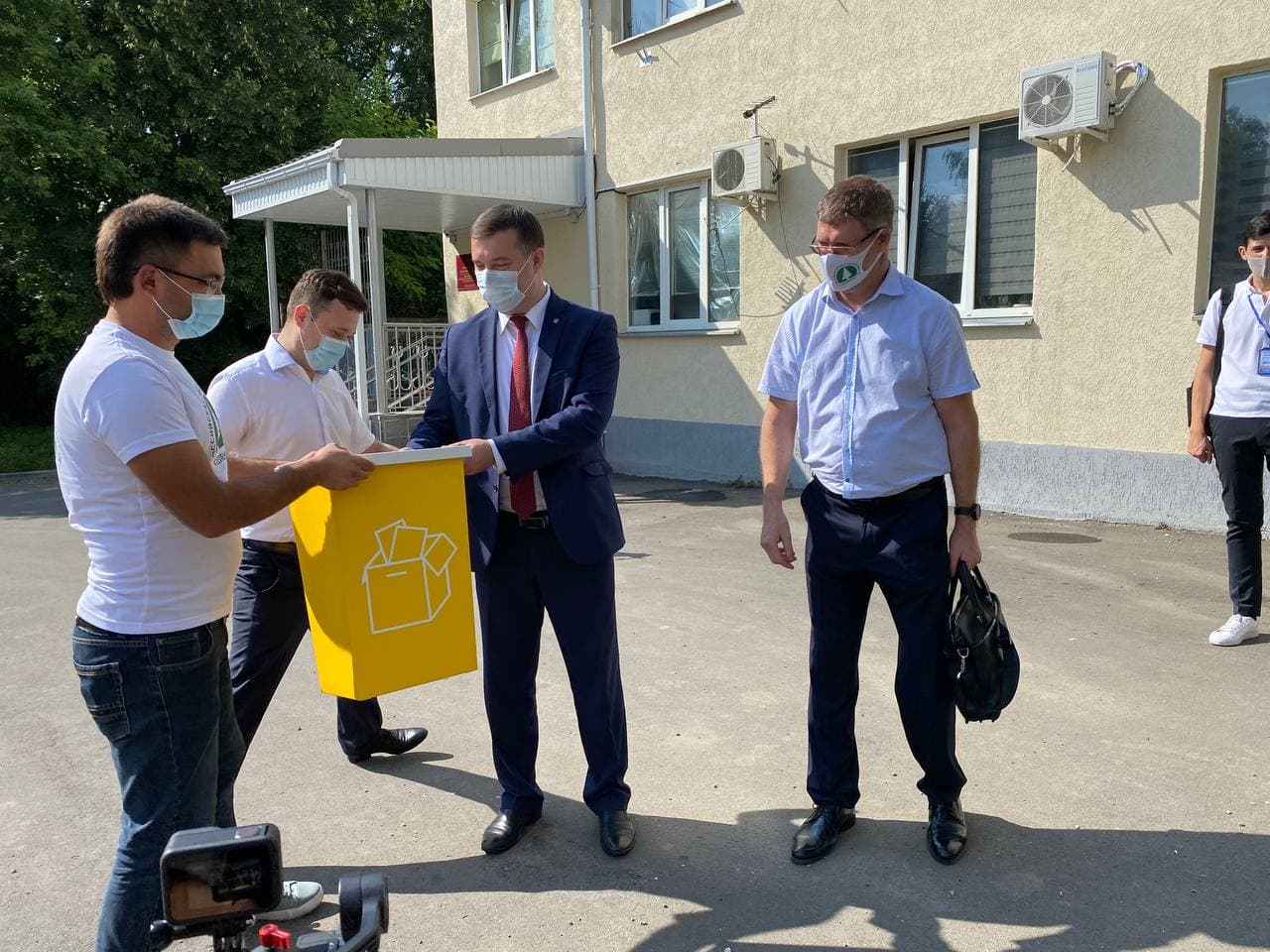 «ЗЕЛЁНЫЕ» подарили контейнеры для раздельного сбора мусора мэрам и губернаторам