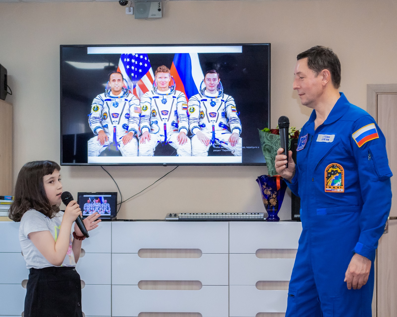 Воспитанники центра для детей-сирот встретились с сопредседателем партии «ЗЕЛЁНЫЕ» космонавтом Сергеем Ревиным Воспитанники центра для детей-сирот встретились с сопредседателем партии «ЗЕЛЁНЫЕ» космонавтом Сергеем Ревиным