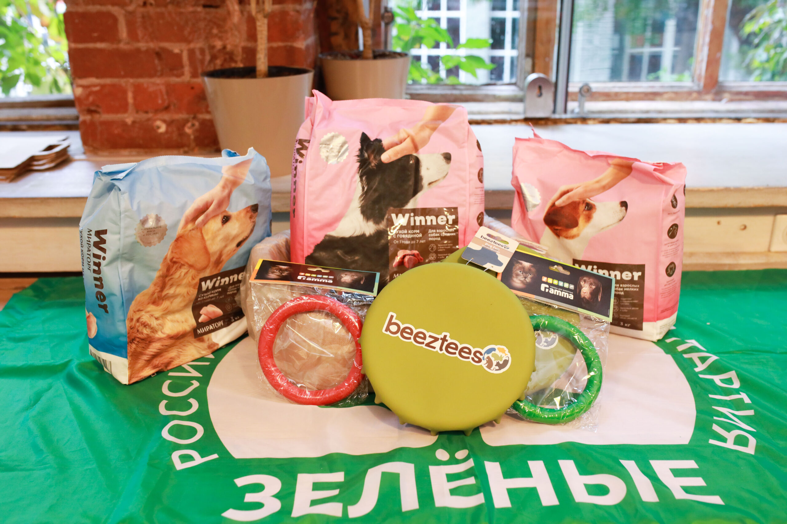 На «Зелёной субботе» приютам для бездомных животных жертвовали и семьи, и даже целые коллективы На «Зелёной субботе» приютам для бездомных животных жертвовали и семьи, и даже целые коллективы