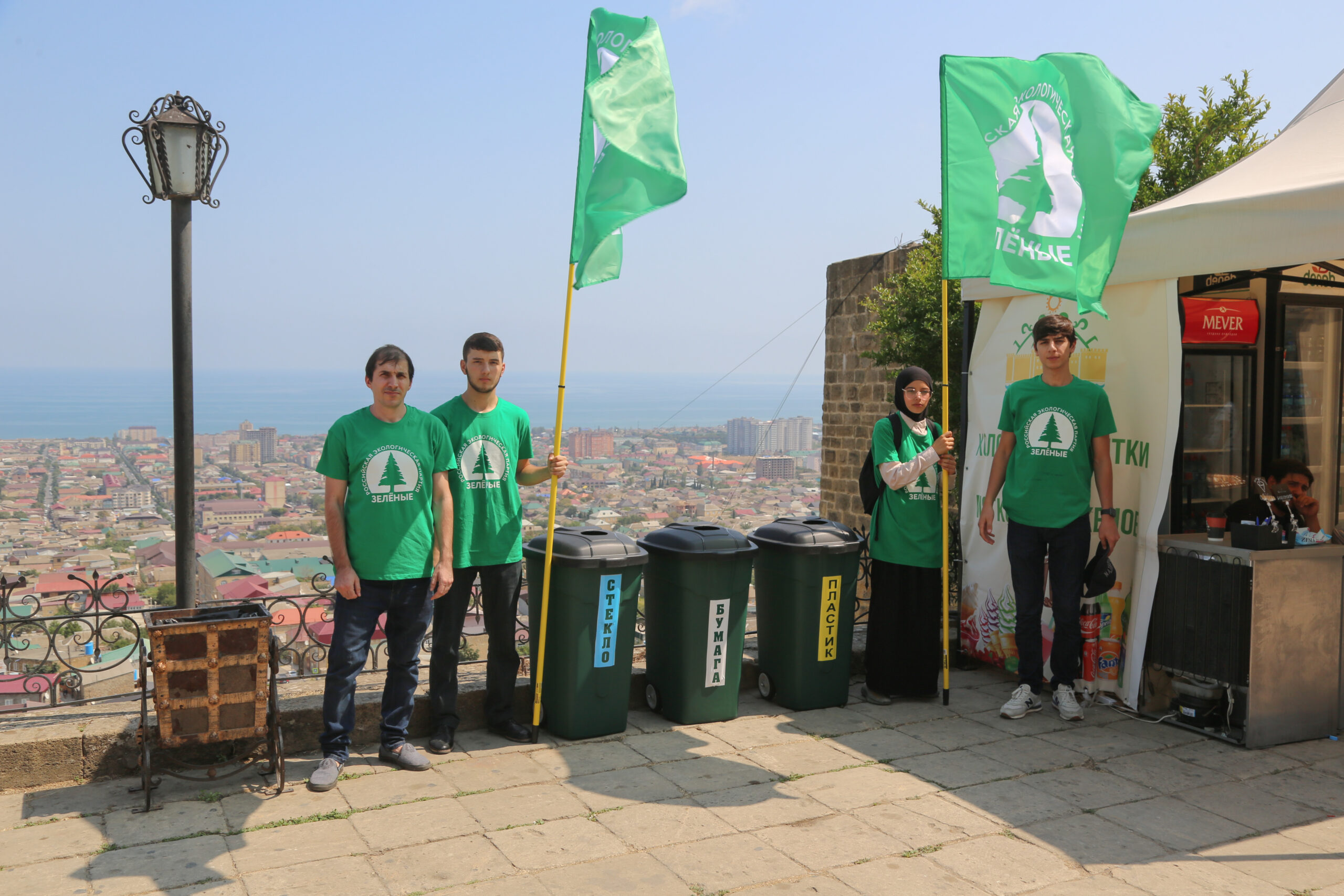 «ЗЕЛЁНЫЕ» Дагестана установили сортировочные баки в цитадели «Нарын-Кала»