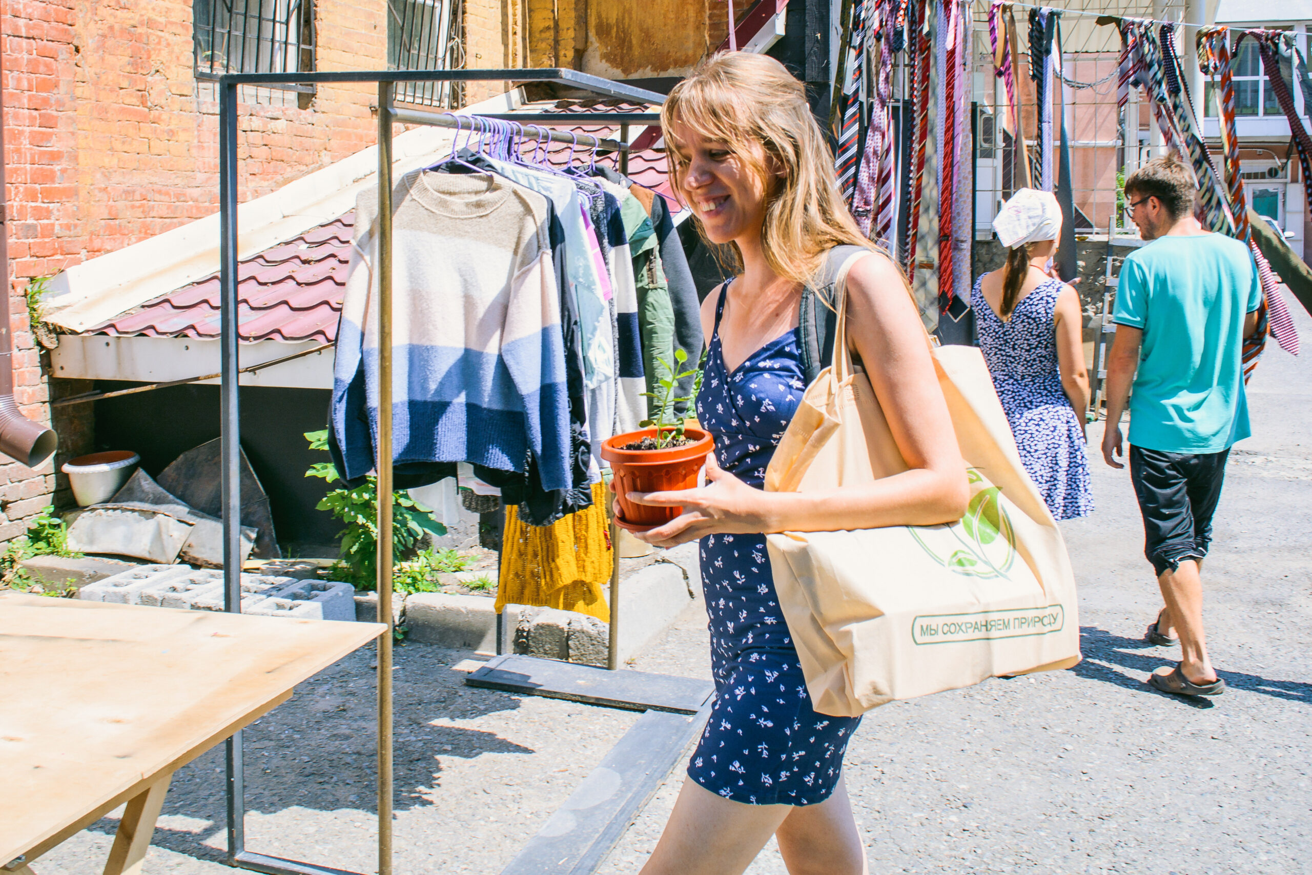 На «интерьерную» «Зелёную субботу» ростовчане принесли журнальный столик, репродукцию Пикассо ручной работы и каланхое Розалина На «интерьерную» «Зелёную субботу» ростовчане принесли журнальный столик, репродукцию Пикассо ручной работы и каланхое Розалина