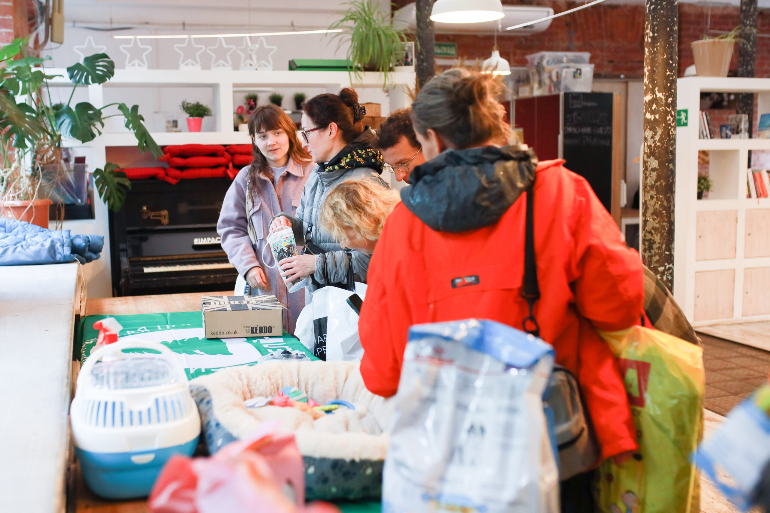 На «Зелёной субботе» приютам для бездомных животных жертвовали и семьи, и даже целые коллективы На «Зелёной субботе» приютам для бездомных животных жертвовали и семьи, и даже целые коллективы