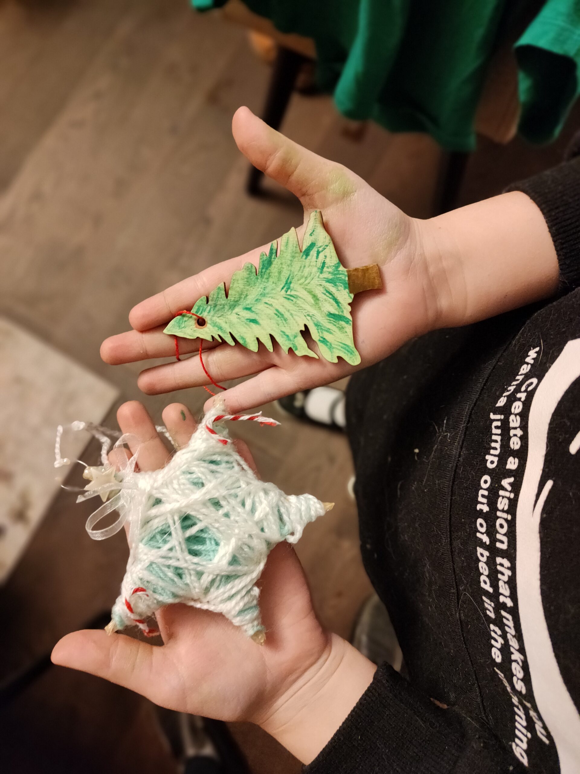 Ёлочные игрушки, новогодние сувениры и красная советская звезда – в Санкт-Петербурге прошла предновогодняя «Зелёная суббота» Ёлочные игрушки, новогодние сувениры и красная советская звезда – в Санкт-Петербурге прошла предновогодняя «Зелёная суббота»