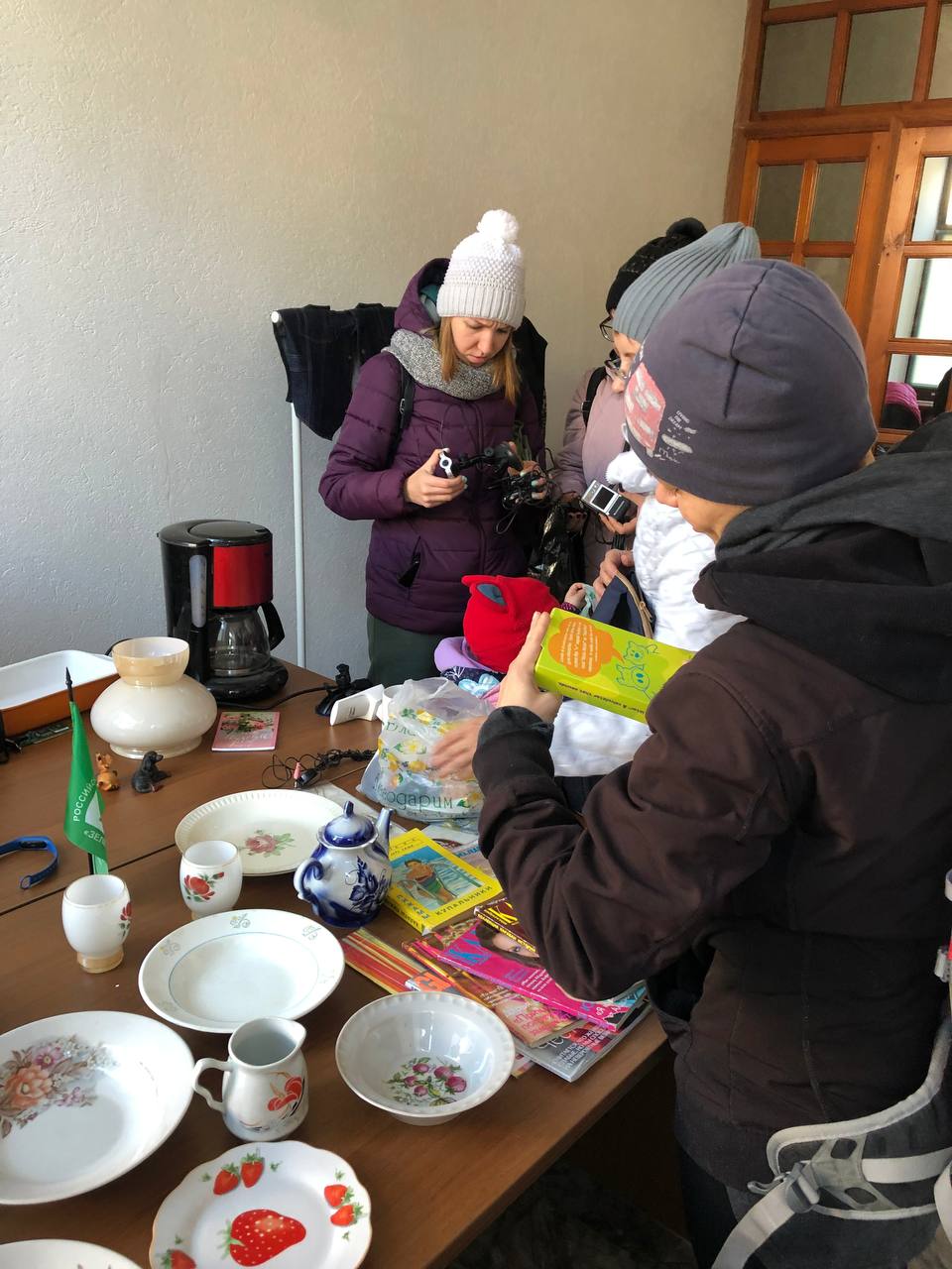 На «Зелёную субботу» самарцы принесли кожаную шляпу, замшевые ботильоны и рассаженные комнатные растения На «Зелёную субботу» самарцы принесли кожаную шляпу, замшевые ботильоны и рассаженные комнатные растения