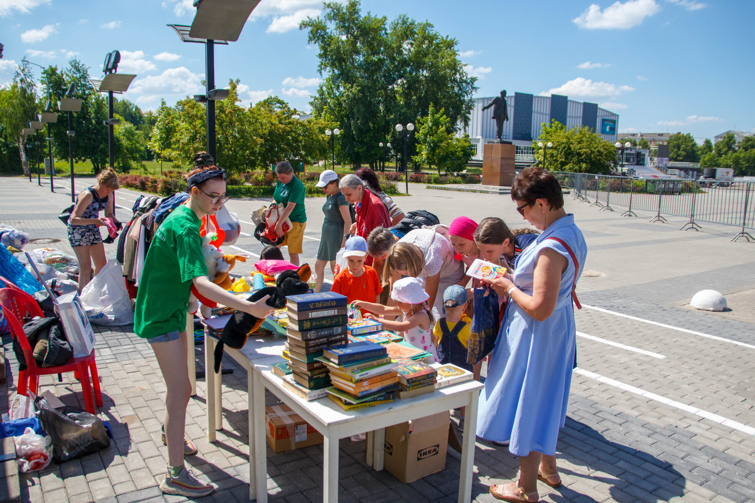Жители Электростали принесли на «Зелёную субботу» более 1000 книг, игрушек,  настолок и предметов одежды Жители Электростали принесли на «Зелёную субботу» более 1000 книг, игрушек,  настолок и предметов одежды