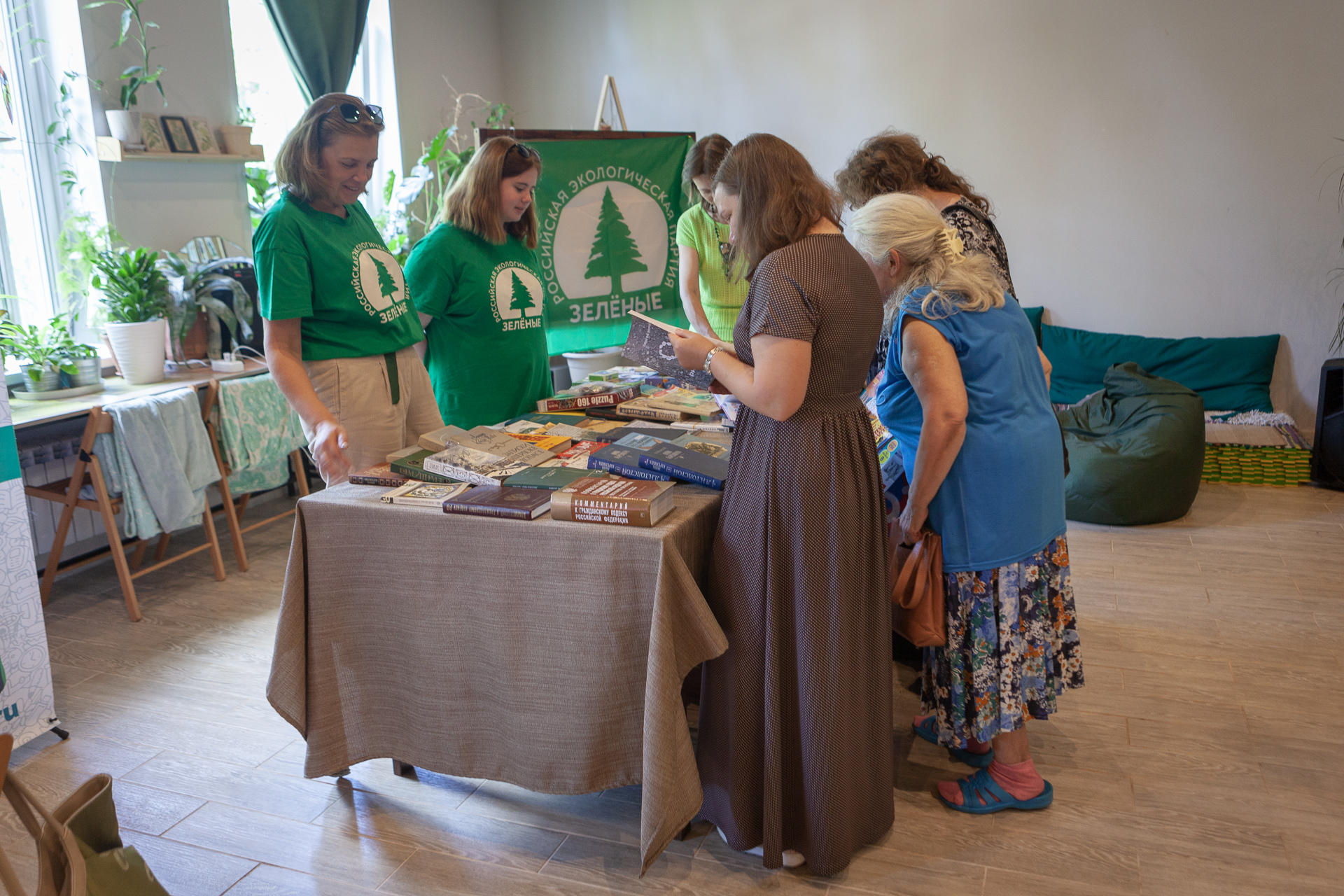 Жители Великого Новгорода принесли на «Зелёную субботу» более 150 книг, игрушек и настолок Жители Великого Новгорода принесли на «Зелёную субботу» более 150 книг, игрушек и настолок