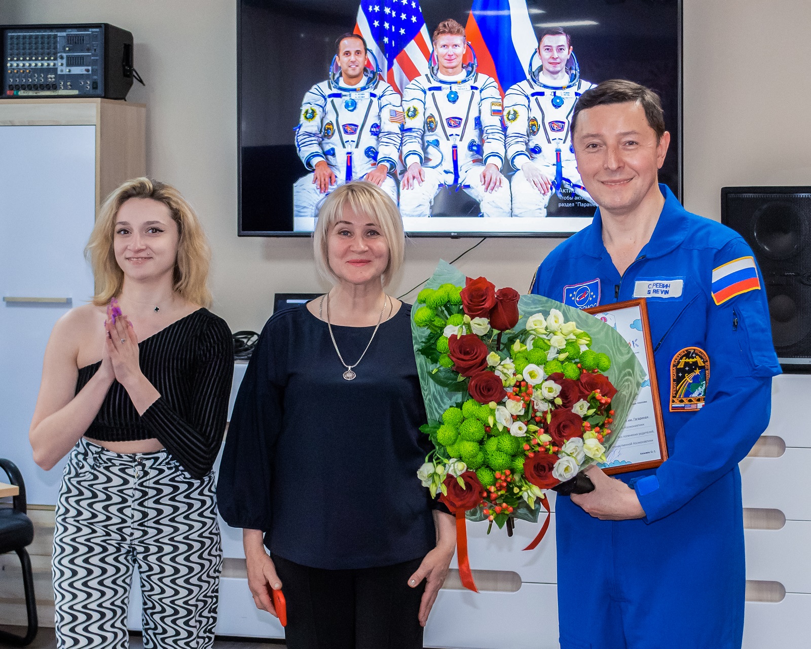 Воспитанники центра для детей-сирот встретились с сопредседателем партии «ЗЕЛЁНЫЕ» космонавтом Сергеем Ревиным Воспитанники центра для детей-сирот встретились с сопредседателем партии «ЗЕЛЁНЫЕ» космонавтом Сергеем Ревиным